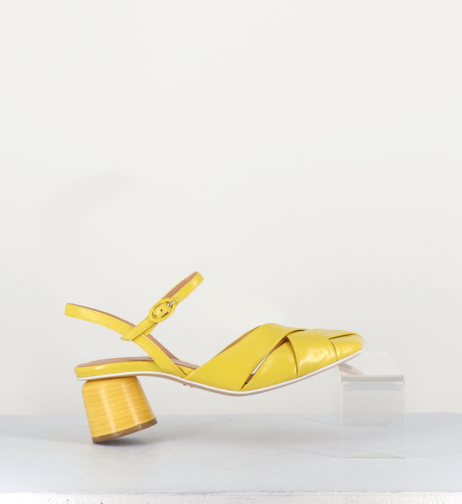 Chaussures babies en cuir jaune tressé - FANNY26 SOLE