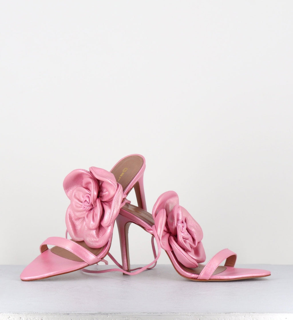 Sandales en cuir rose irisé talon haut & fleur en crochet - RICA PEARL ROSA