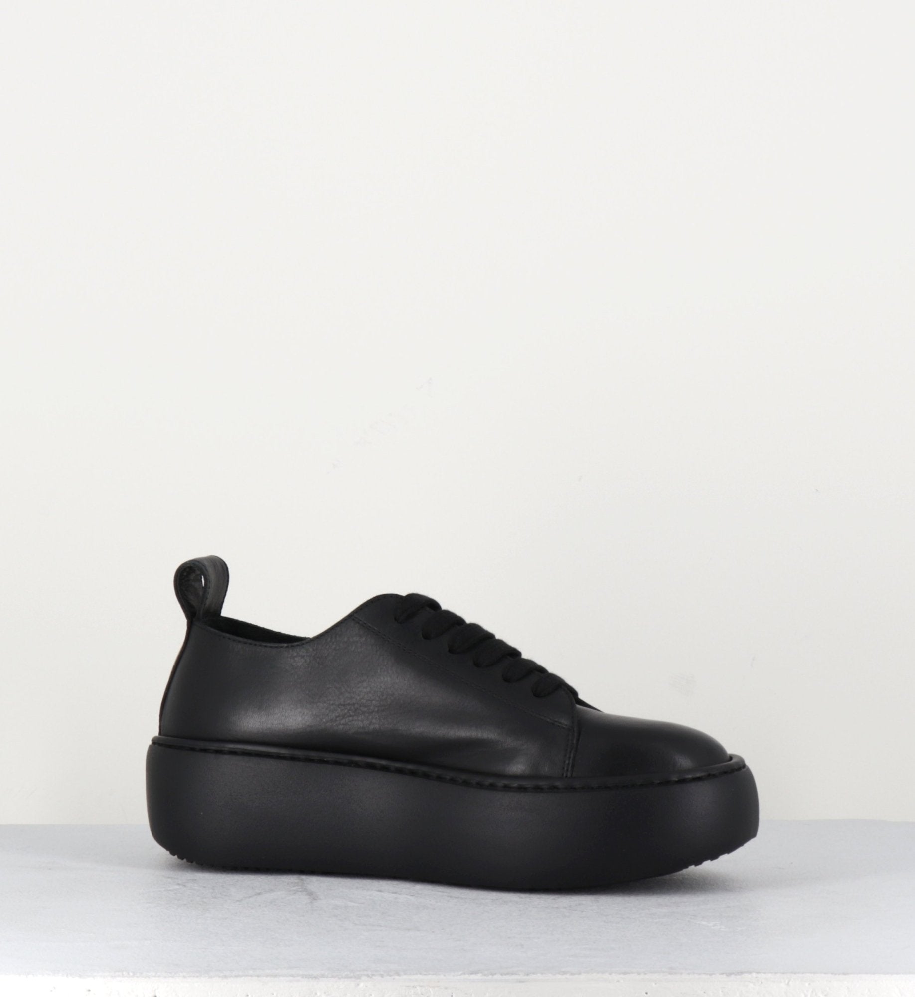 Baskets en cuir noir à lacets - A76CP CALF NERO