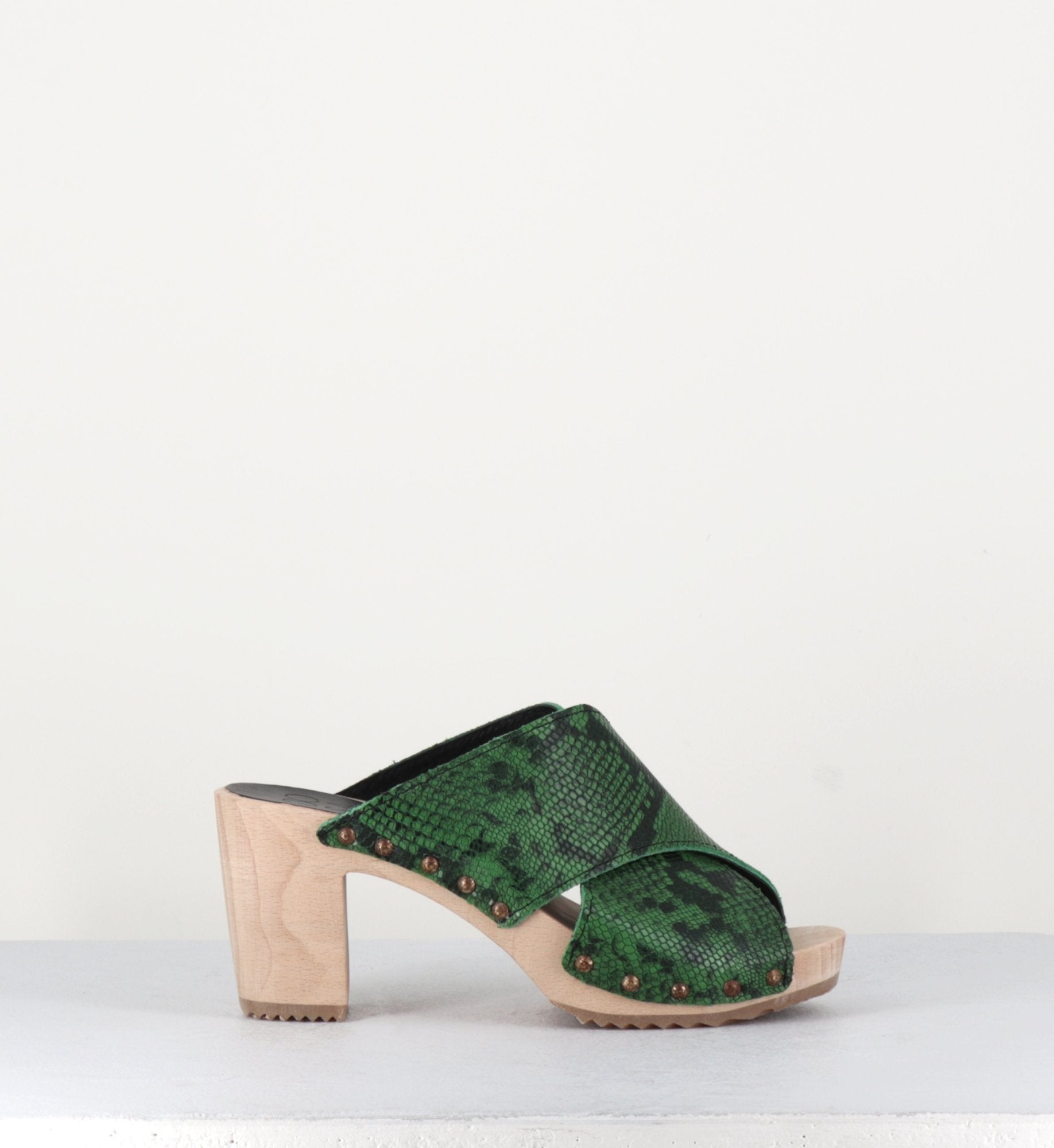 Sandales-sabots en cuir vert imprimé python - RITA PYTHON