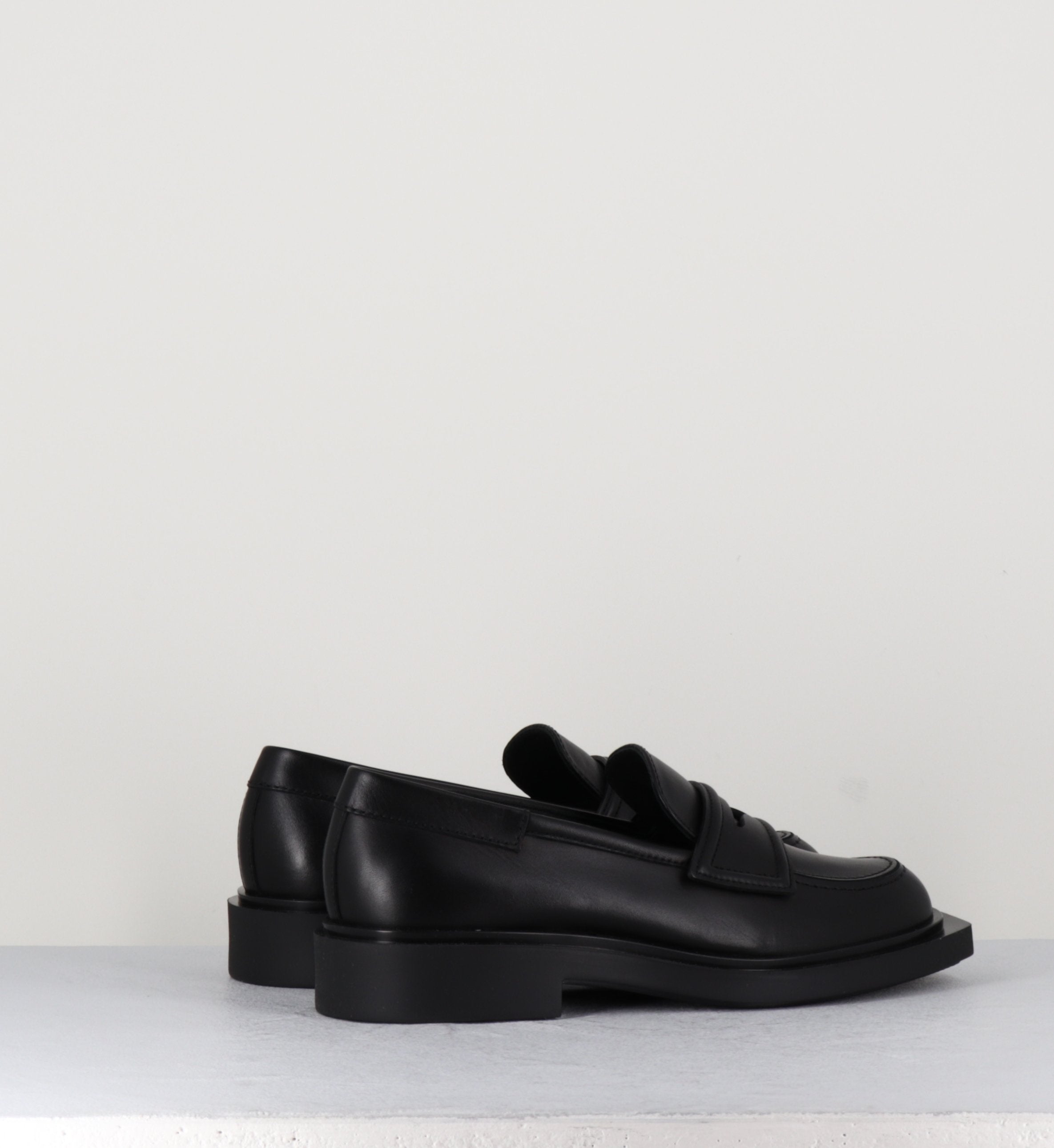 Mocassin en cuir lisse noir - VIOLA LEE BLACK