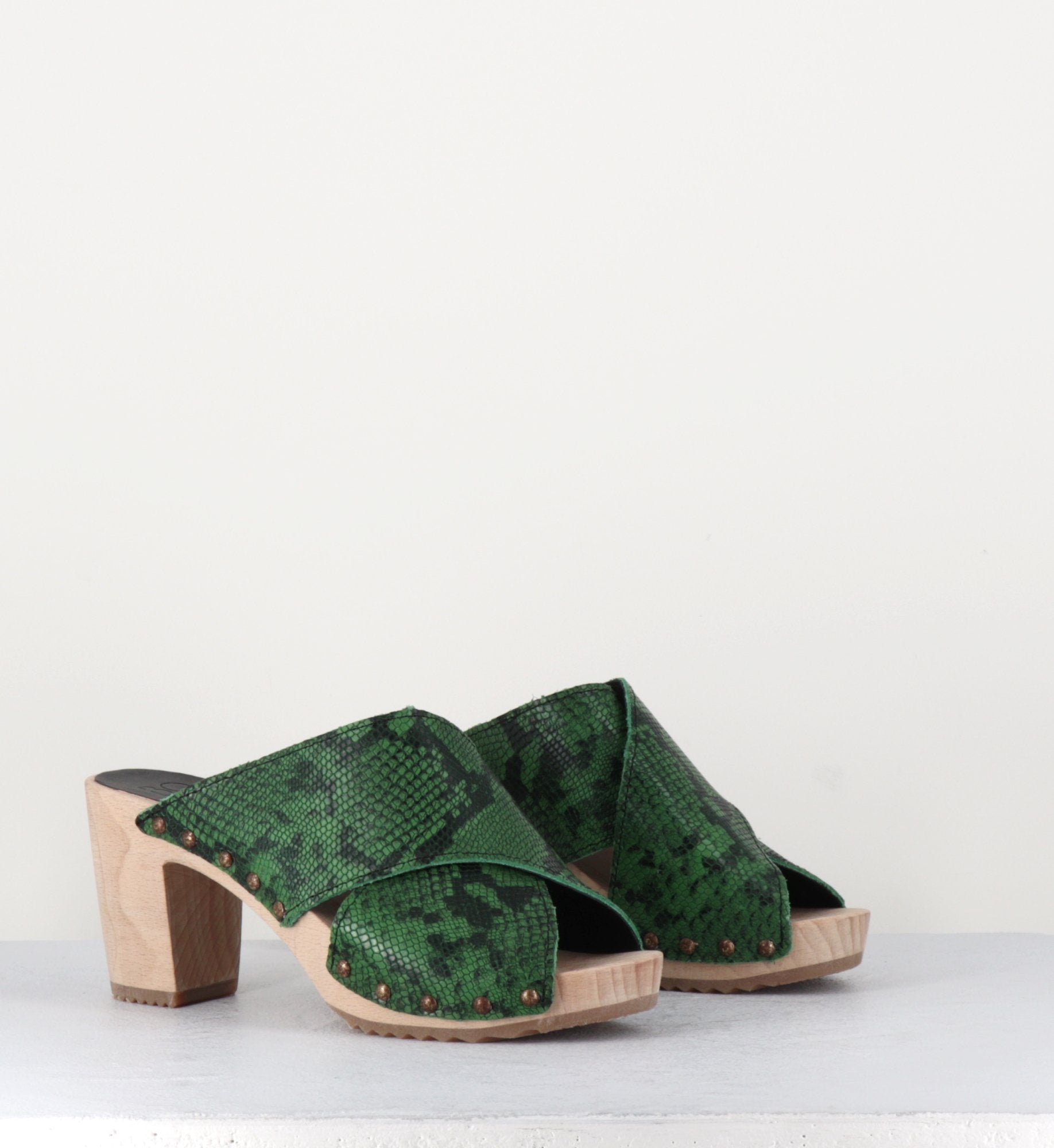 Sandales-sabots en cuir vert imprimé python - RITA PYTHON