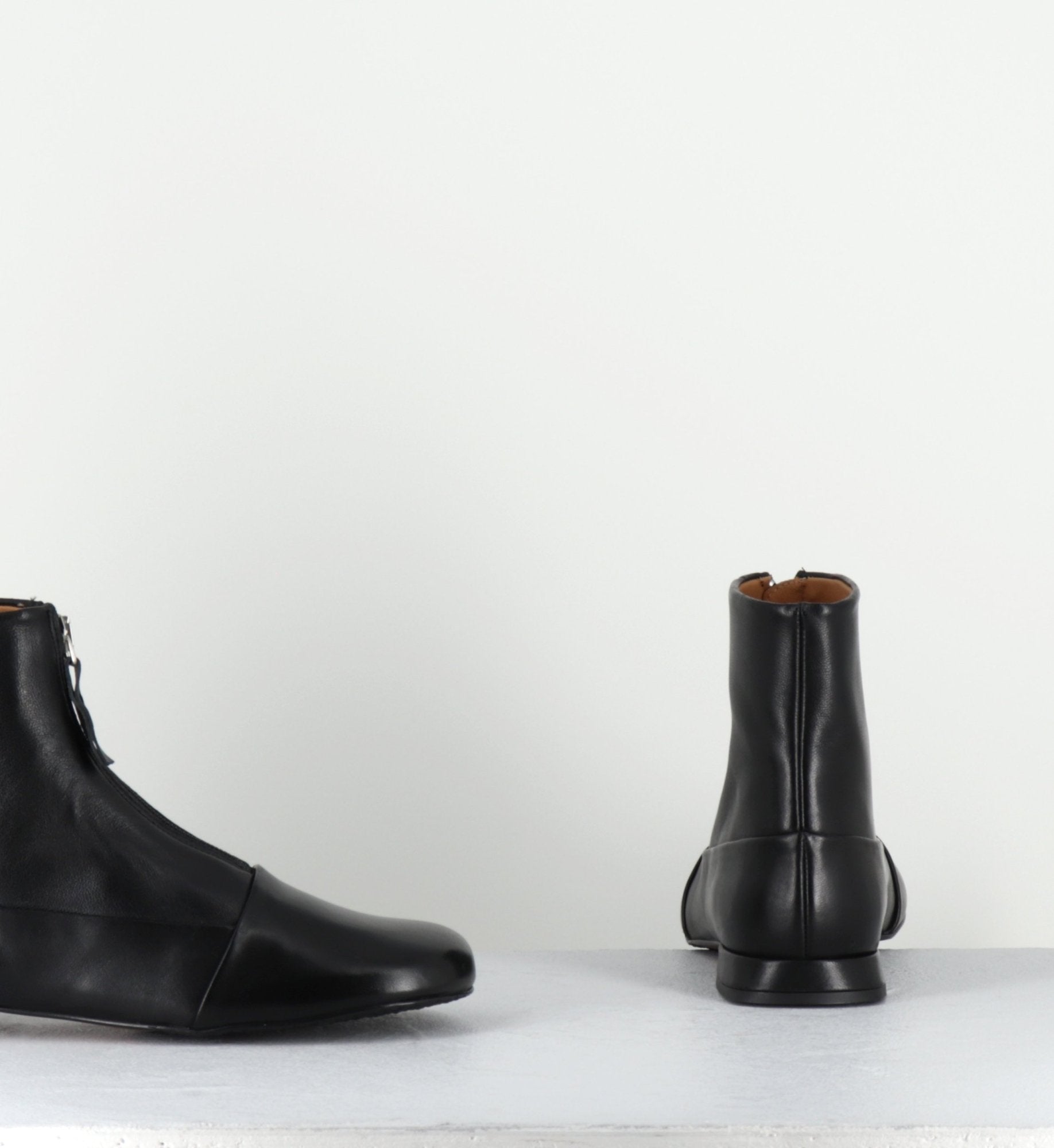 Boots plates en cuir souple noir à zip -  MARIA BLACK NAPPA