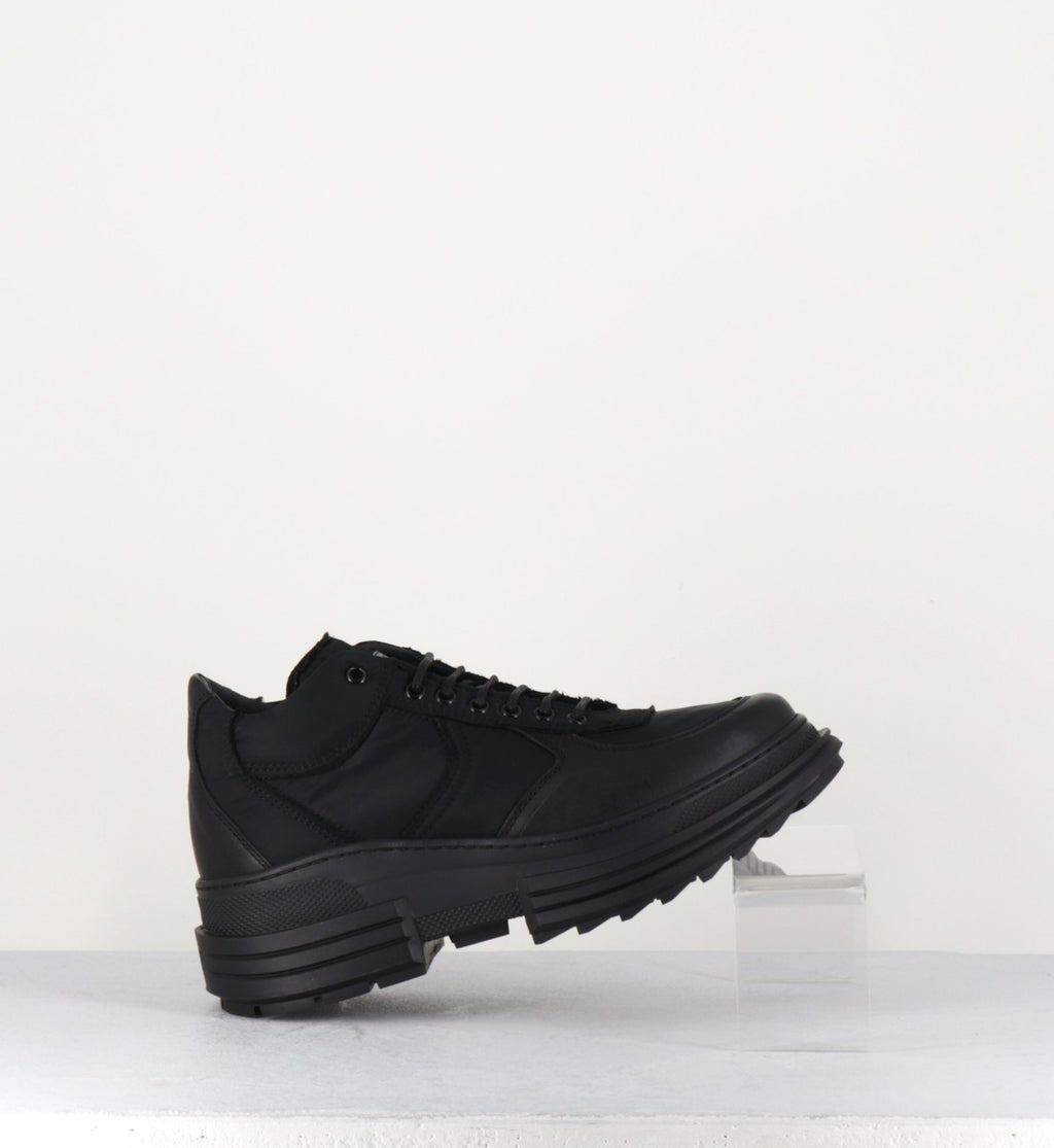 Baskets semelle épaisse en cuir et toile noir Beyond shoes - ALAYNA