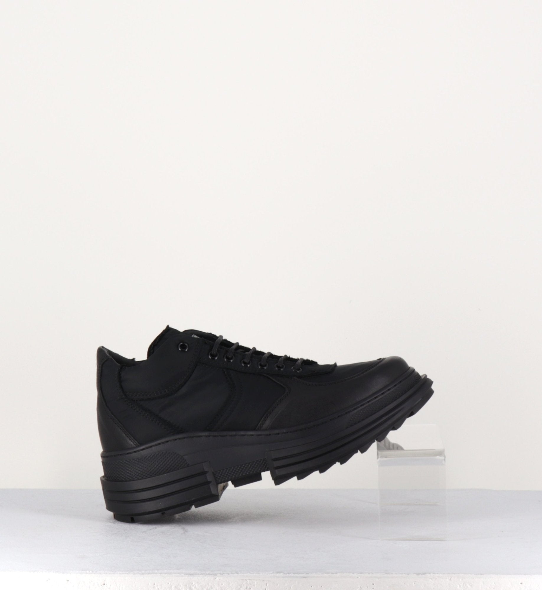 Baskets semelle épaisse en cuir et toile noir Beyond shoes - ALAYNA