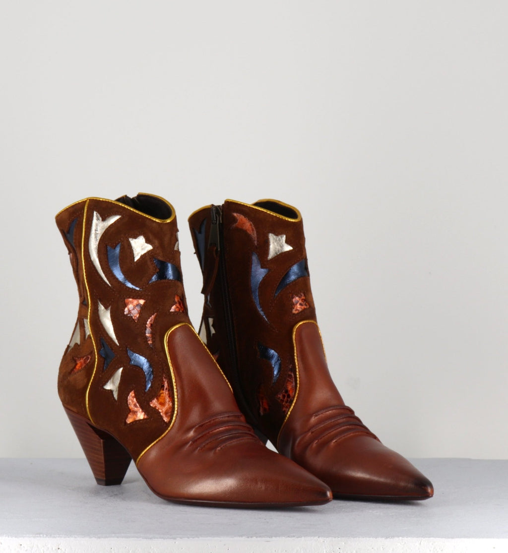 Bottines pointues en cuir camel  E1673  - Elena Iachi