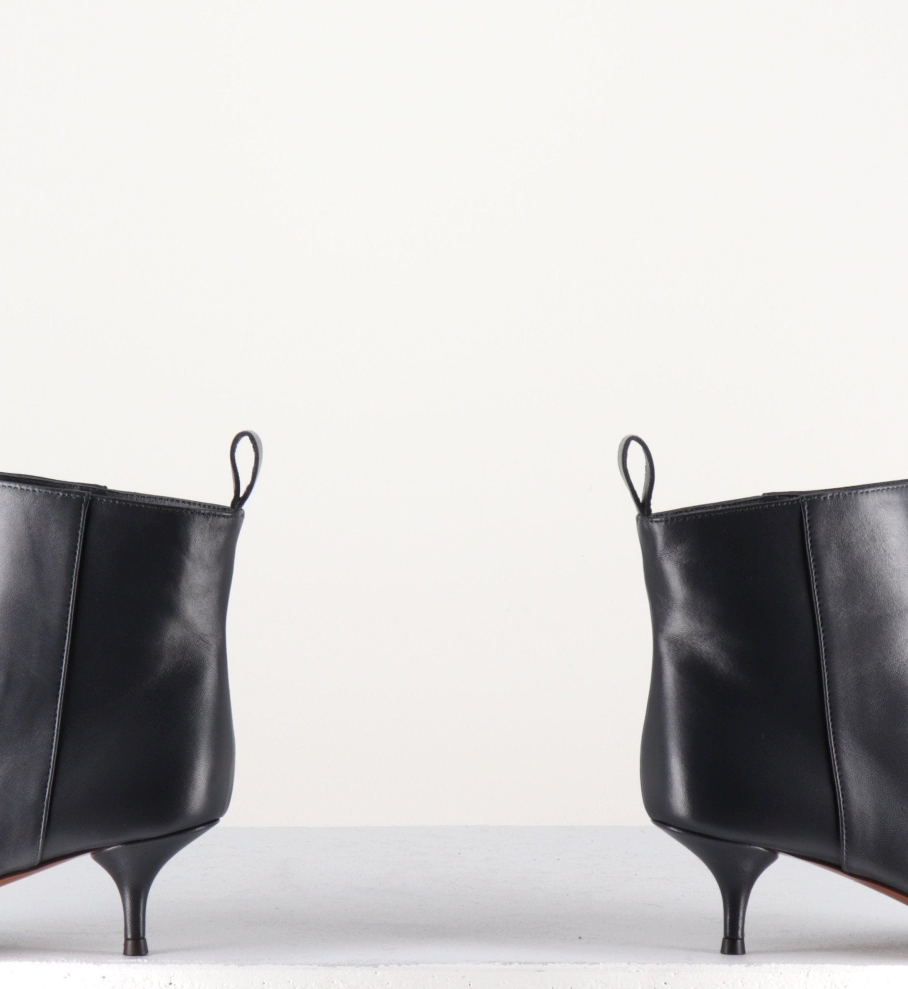 Bottines pointues en cuir gris et petit talon aiguille L'autre Chose - LDH004