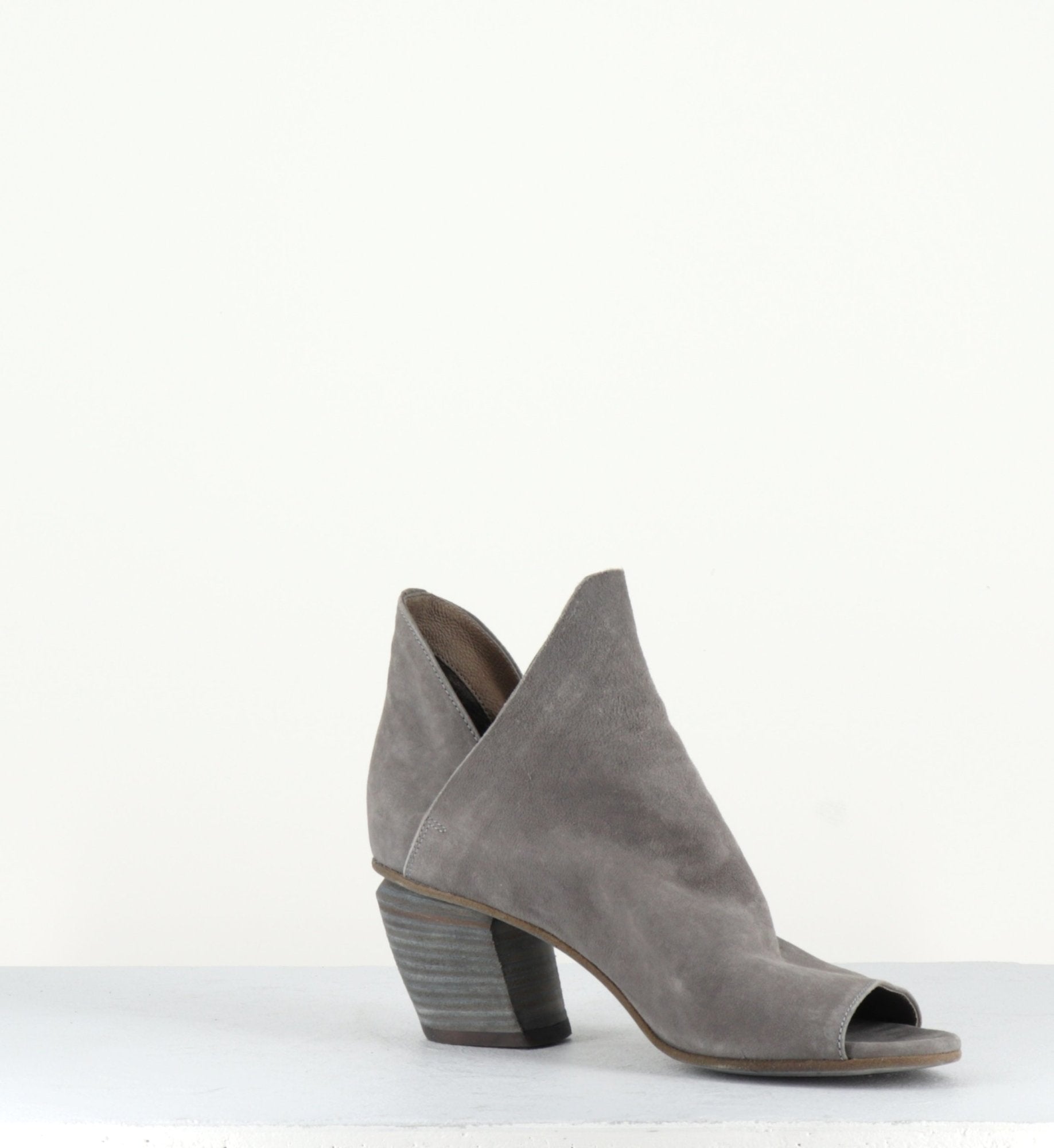 Bottines à bout ouvert en veau velours taupe Officine Creative - AGLAE001