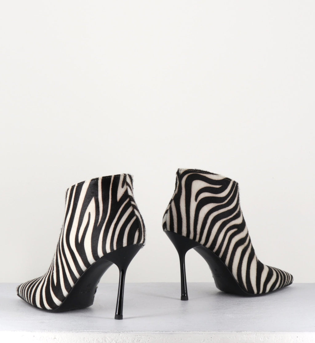 Bottines pointues à talon hauts et poulain zébré noir et blanc Garrice collection - VA0010C