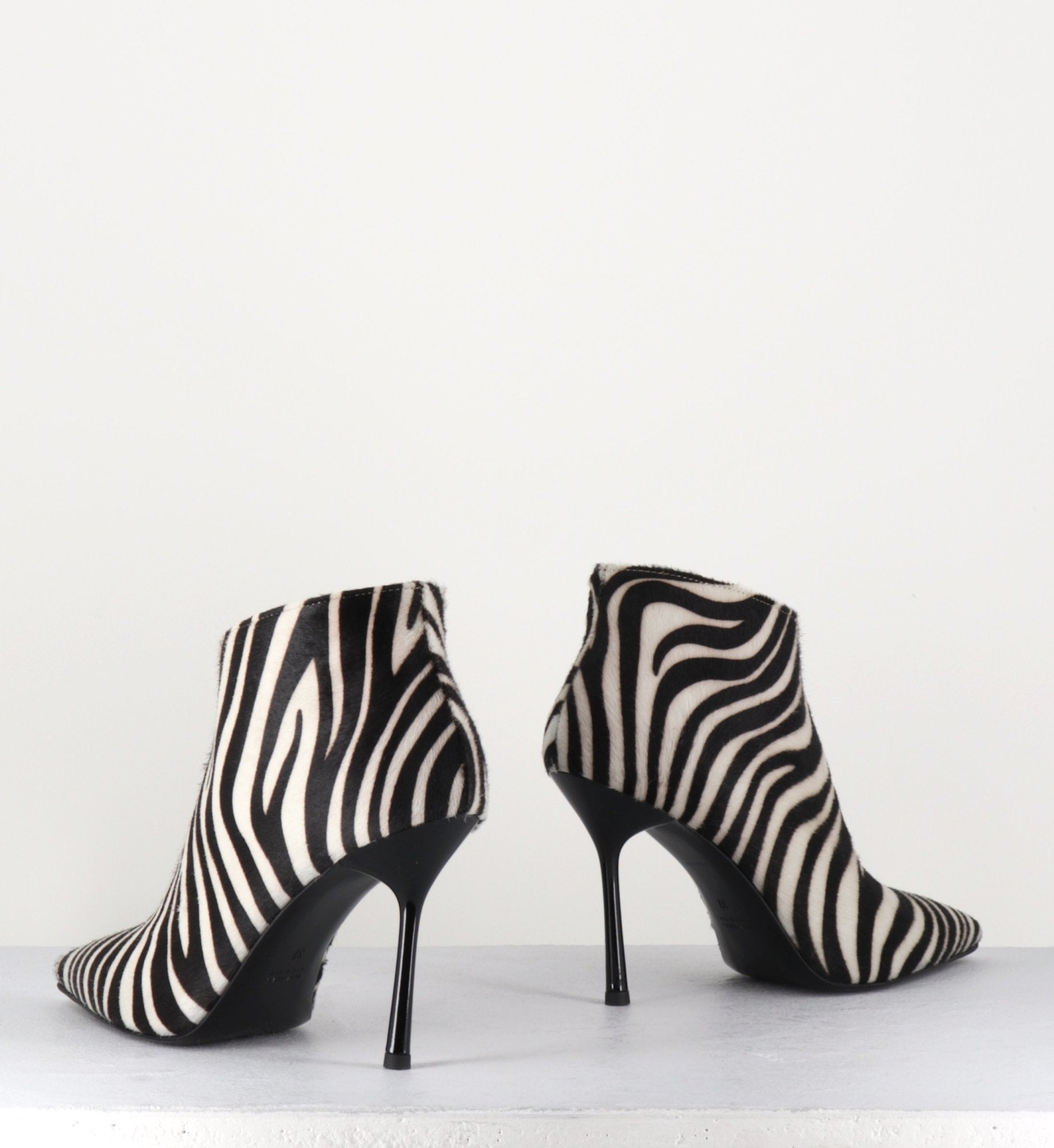 Bottines pointues à talon hauts et poulain zébré noir et blanc Garrice collection - VA0010C