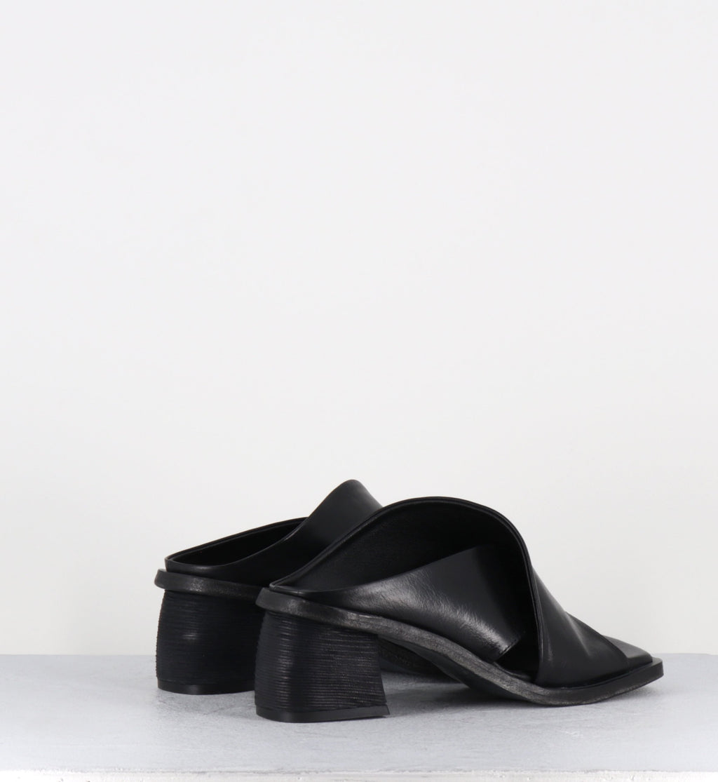 Mules en cuir noir talon déstucturé - LOTOU SUAVE NERO