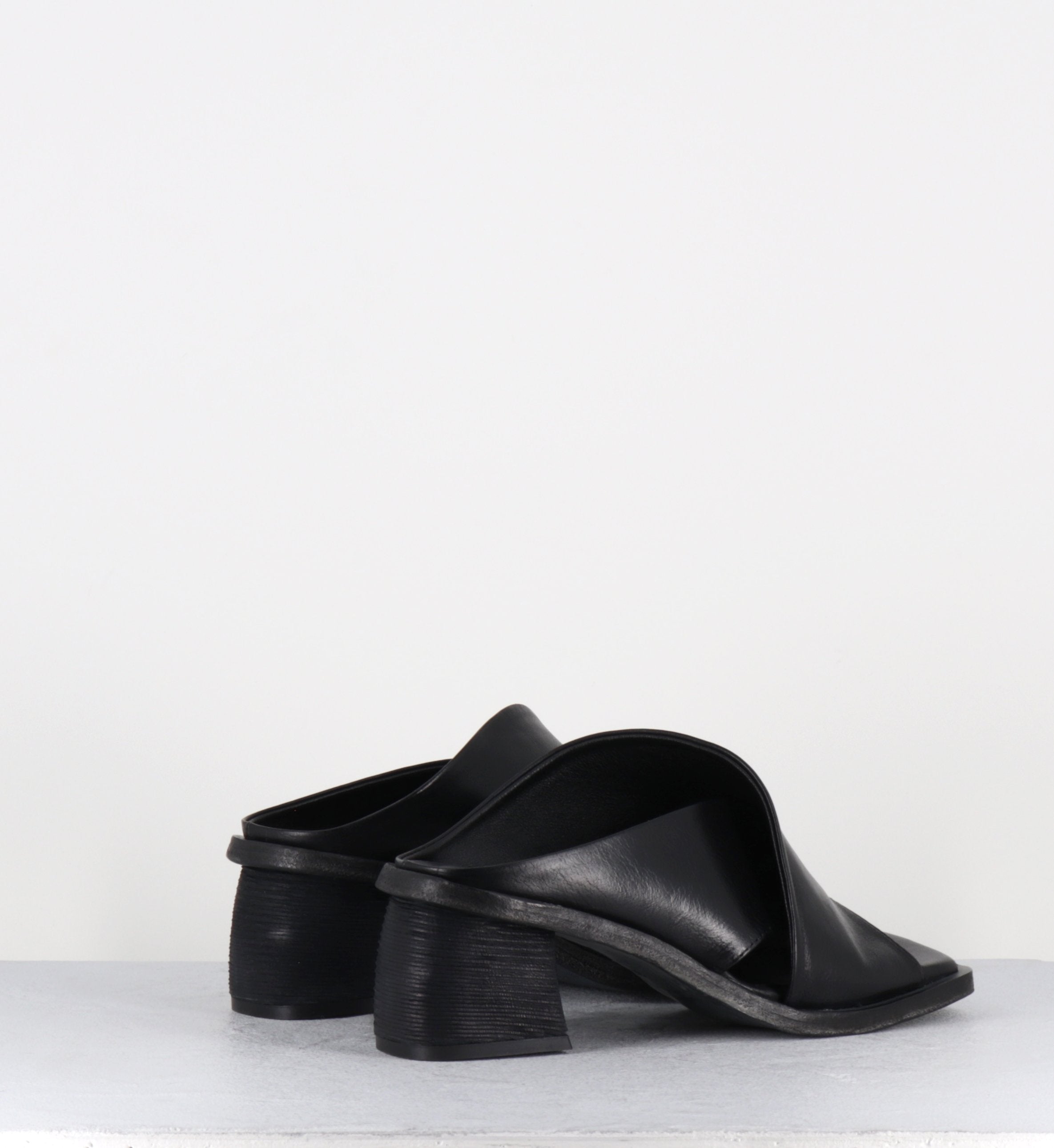 Mules en cuir noir talon déstucturé - LOTOU SUAVE NERO