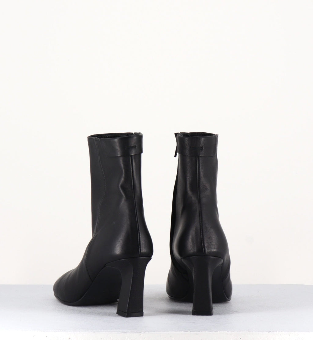 WIDE TOE CLEAN BOOTS