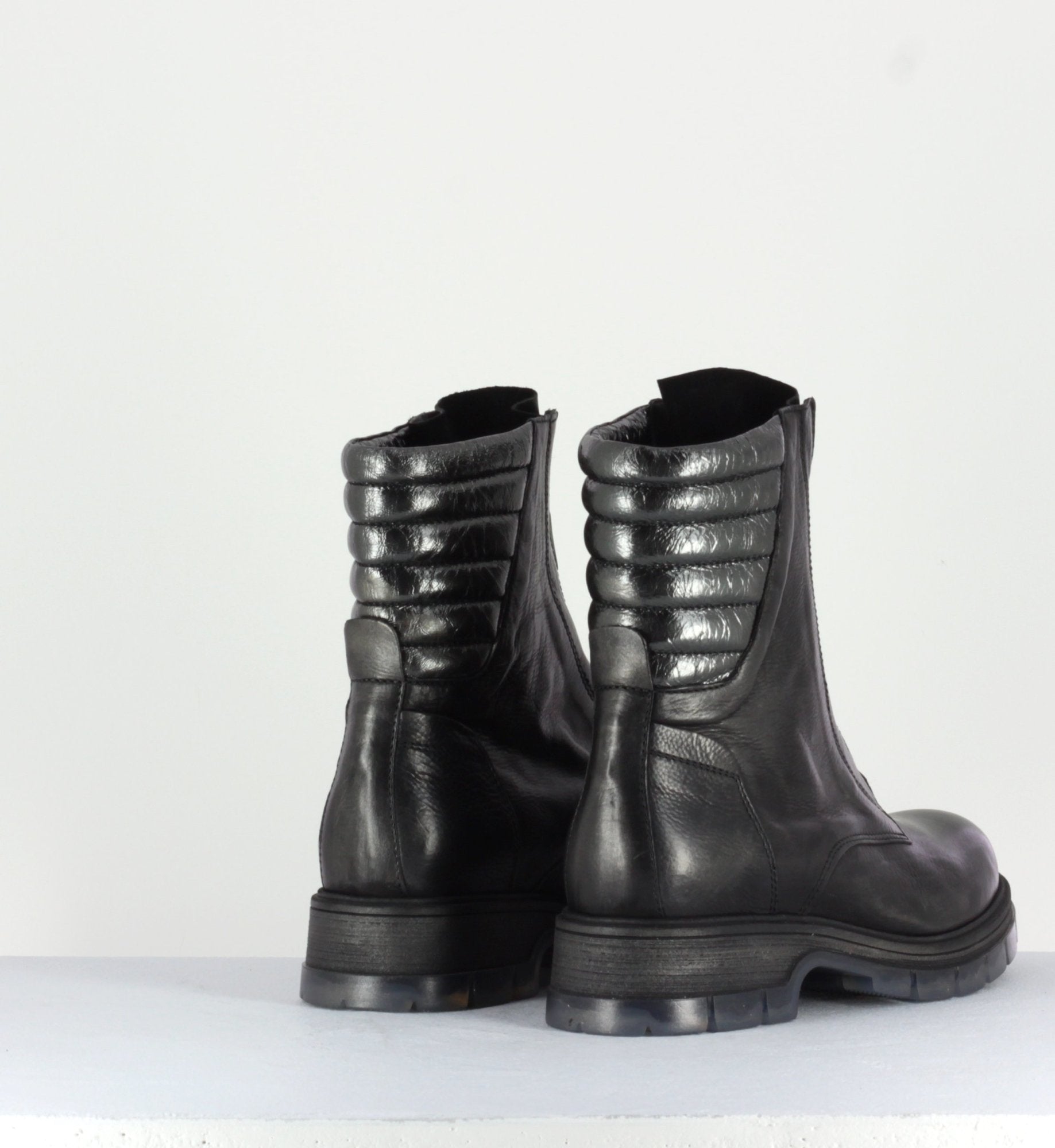 Bottines plate en cuir noir Sélection Garrice fru.it shoes - 5827