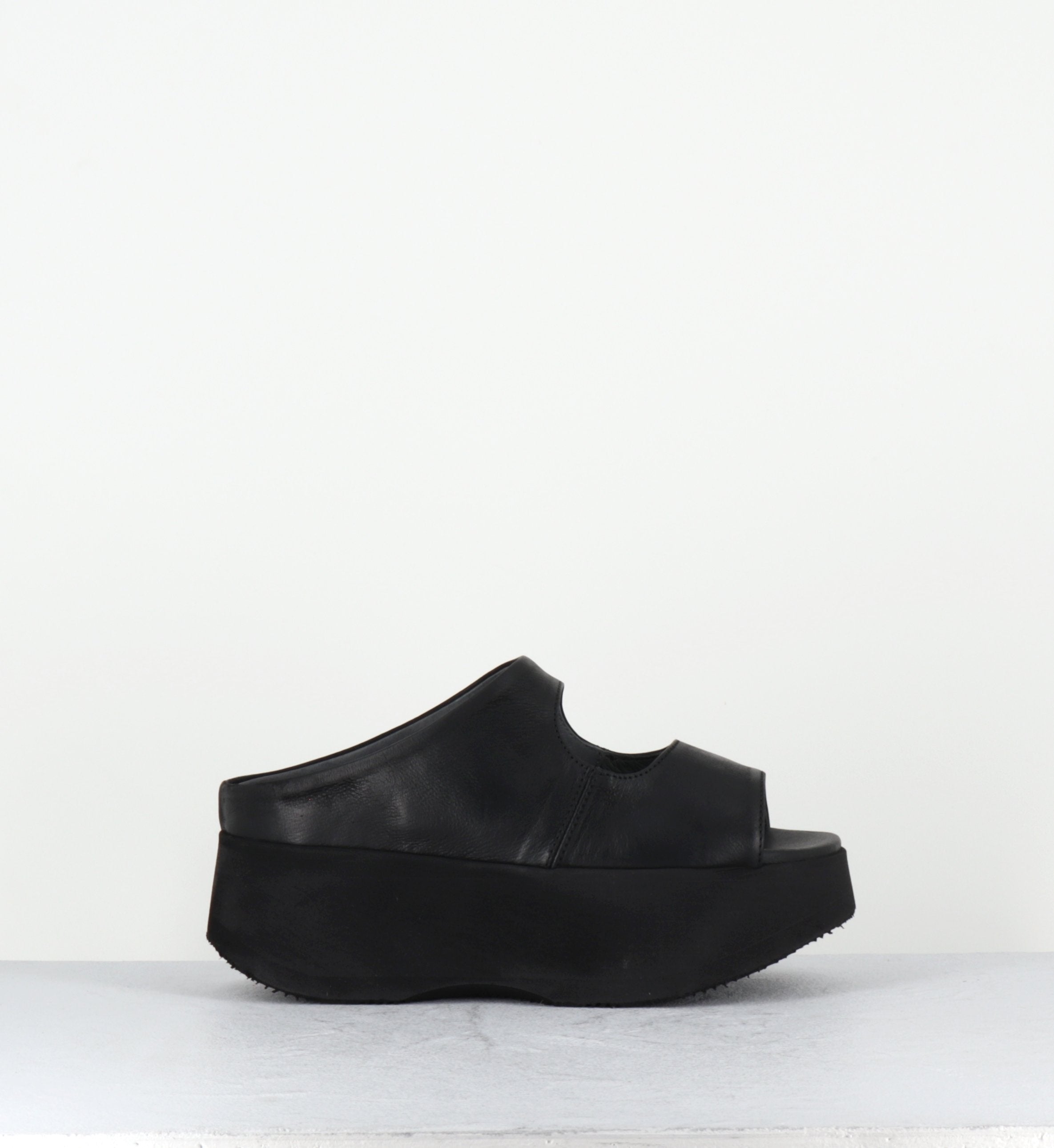 Mules compensées japonisantes en cuir noir 5121 GAS NERO