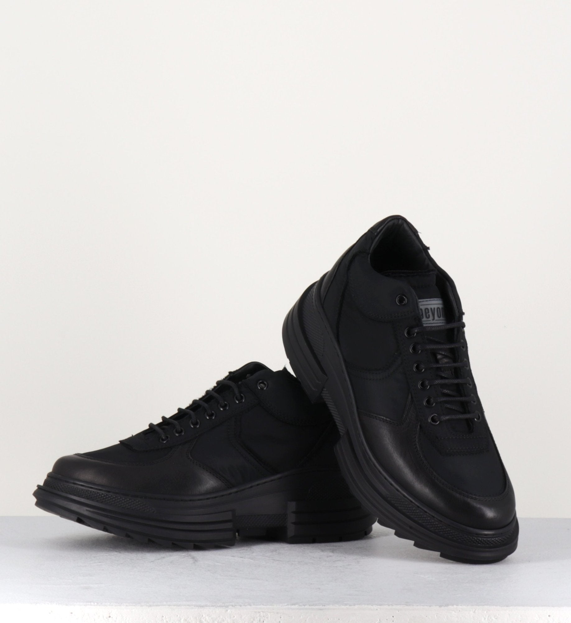 Baskets semelle épaisse en cuir et toile noir Beyond shoes - ALAYNA