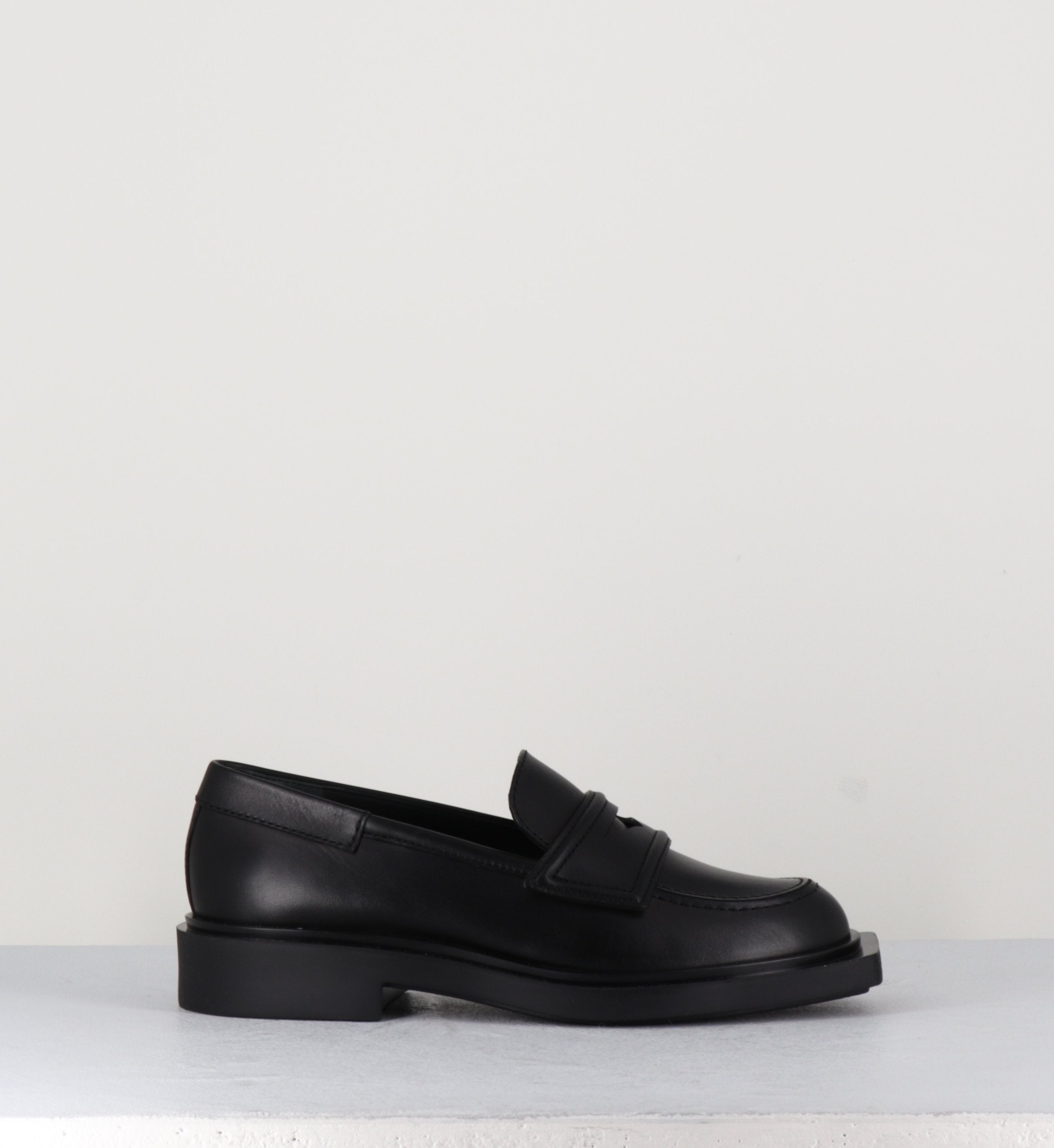 Mocassin en cuir lisse noir - VIOLA LEE BLACK