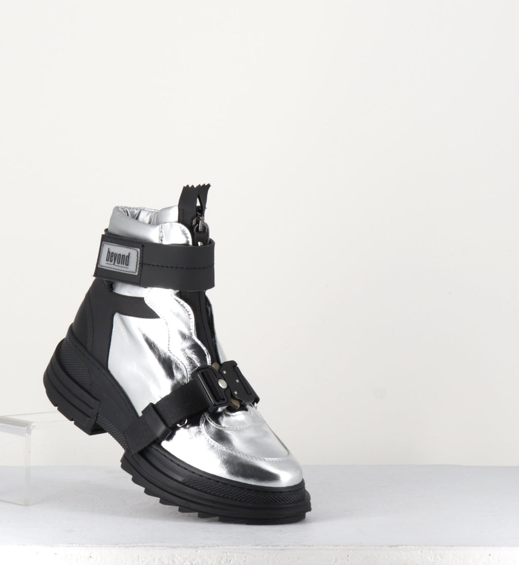 Bottines à semelle épaisse en cuir argent Beyond shoes - DIANNA