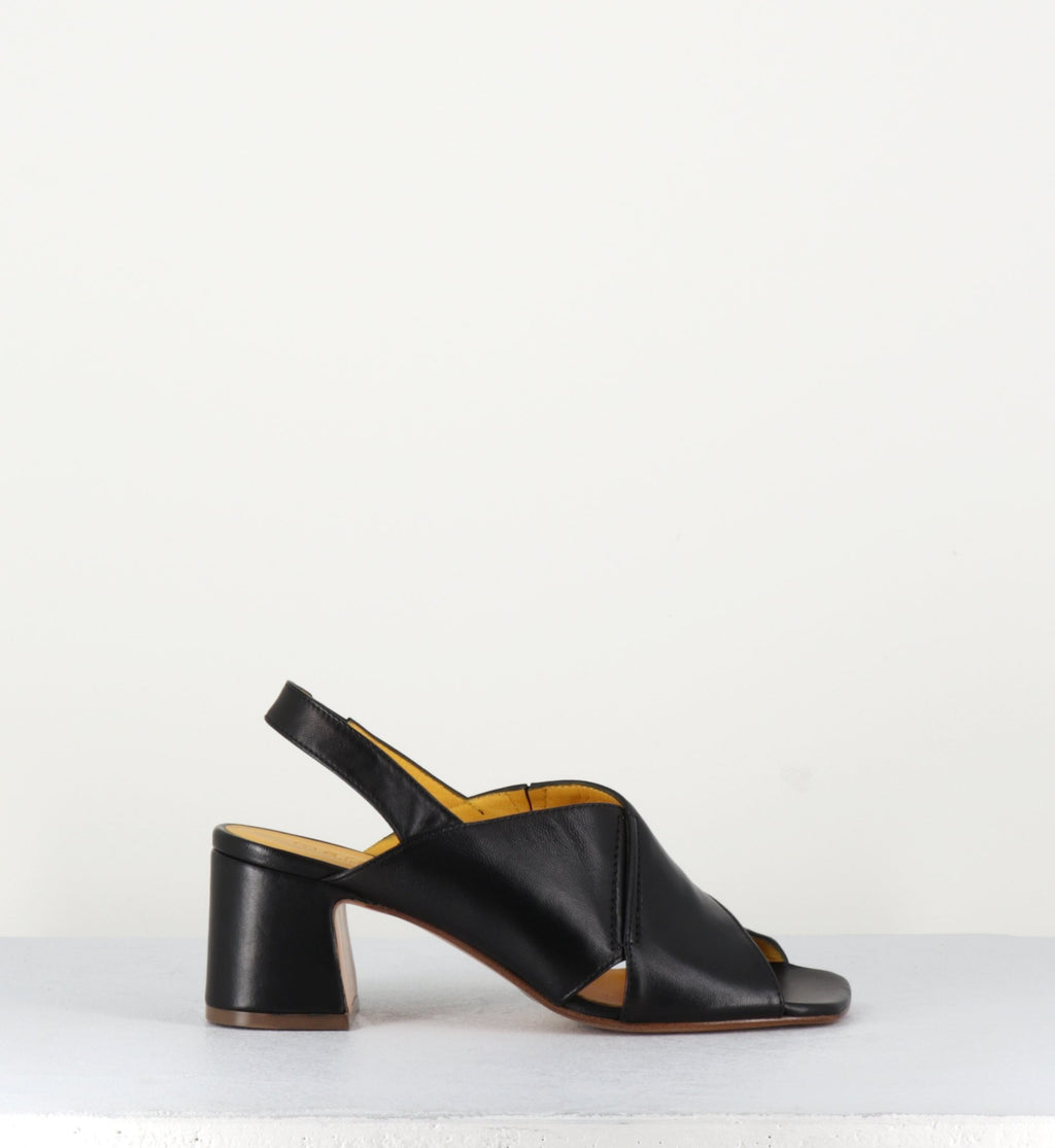 Sandales en cuir noir petit talon bout carré - L864 GLOV NERO