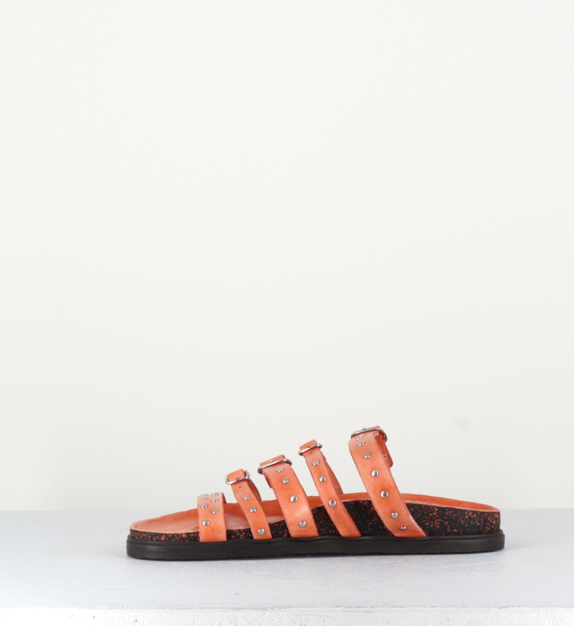 Sandales plates en cuir orange clair multi-brides à clous - 68750 CARROT