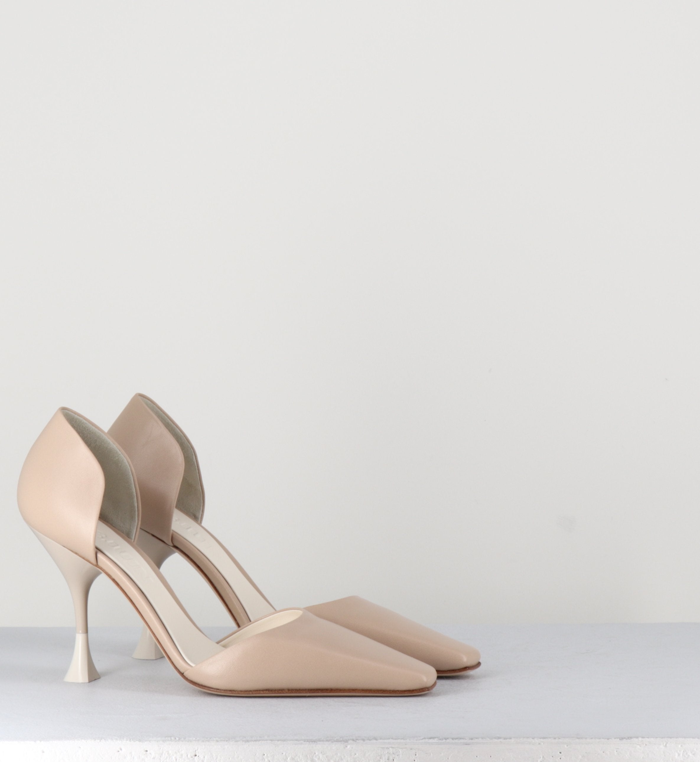 Escarpins en cuir beige 90s - HOLLY CRIS SAHARA