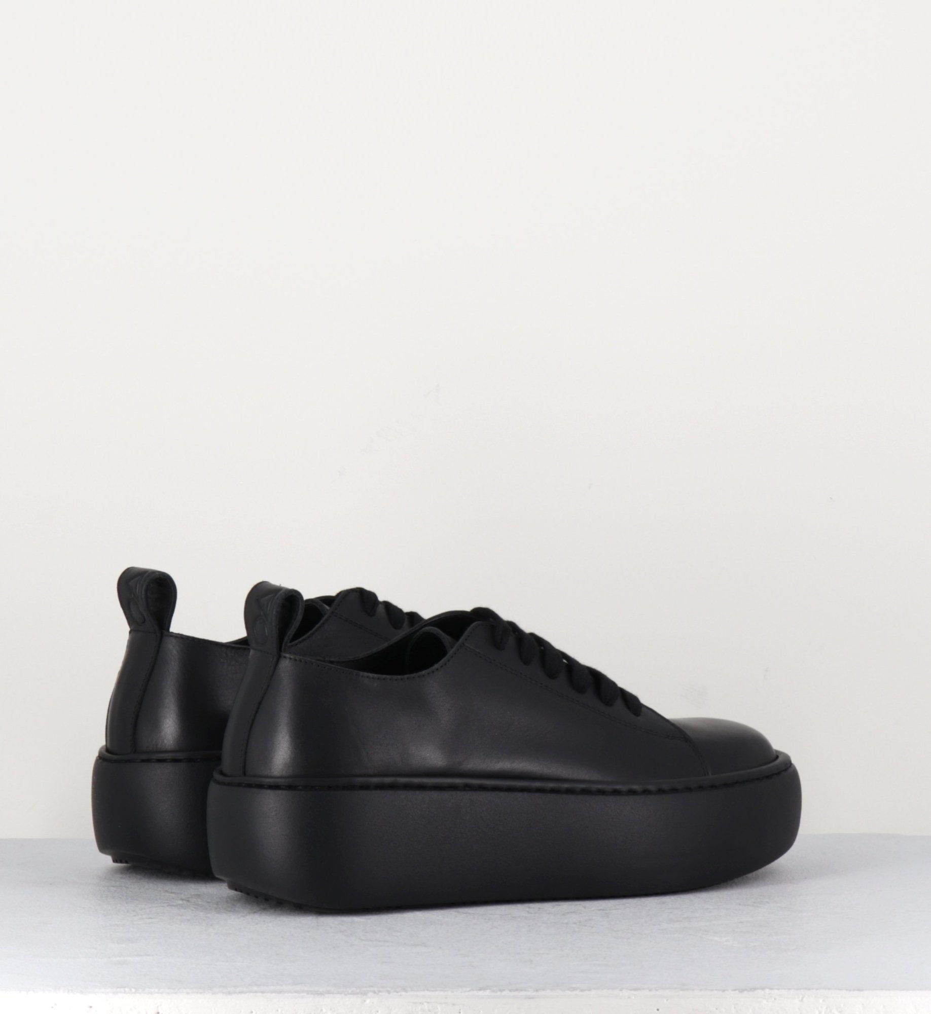 Baskets en cuir noir à lacets - A76CP CALF NERO