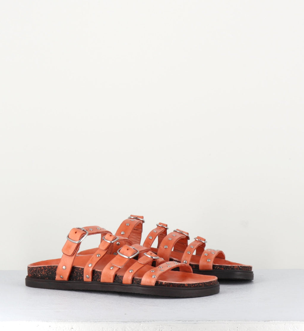 Sandales plates en cuir orange clair multi-brides à clous - 68750 CARROT