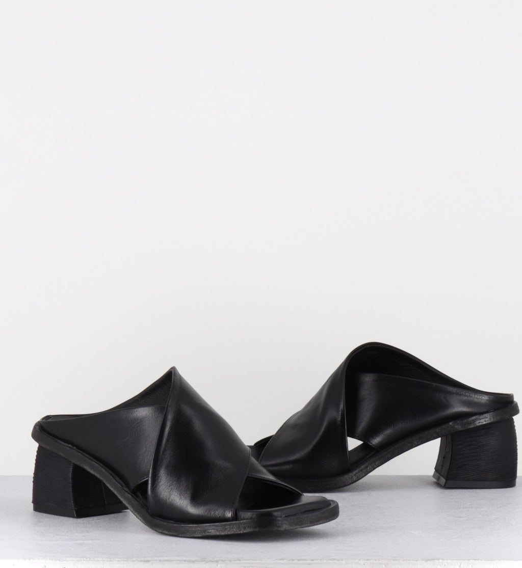 Mules en cuir noir talon déstucturé - LOTOU SUAVE NERO