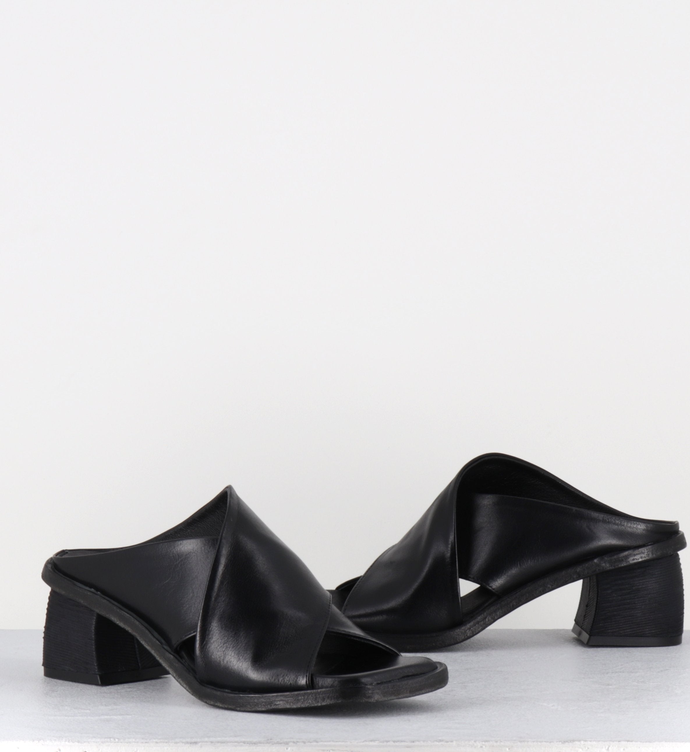 Mules en cuir noir talon déstucturé - LOTOU SUAVE NERO