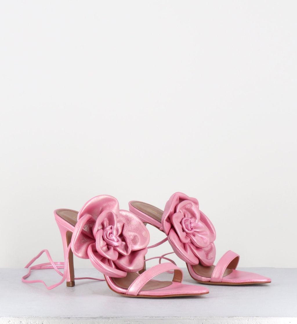 Sandales en cuir rose irisé talon haut & fleur en crochet - RICA PEARL ROSA