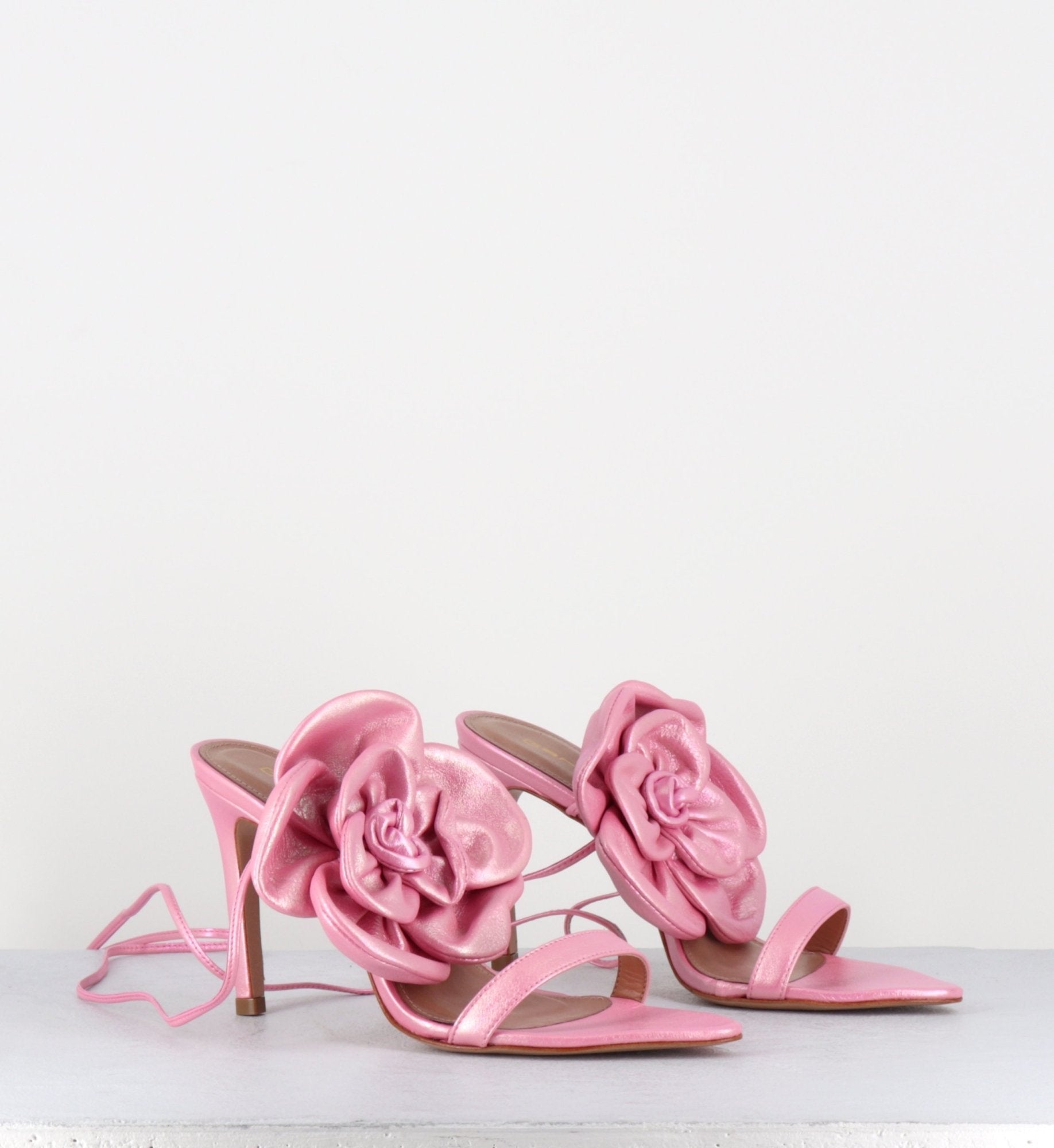 Sandales en cuir rose irisé talon haut & fleur en crochet - RICA PEARL ROSA