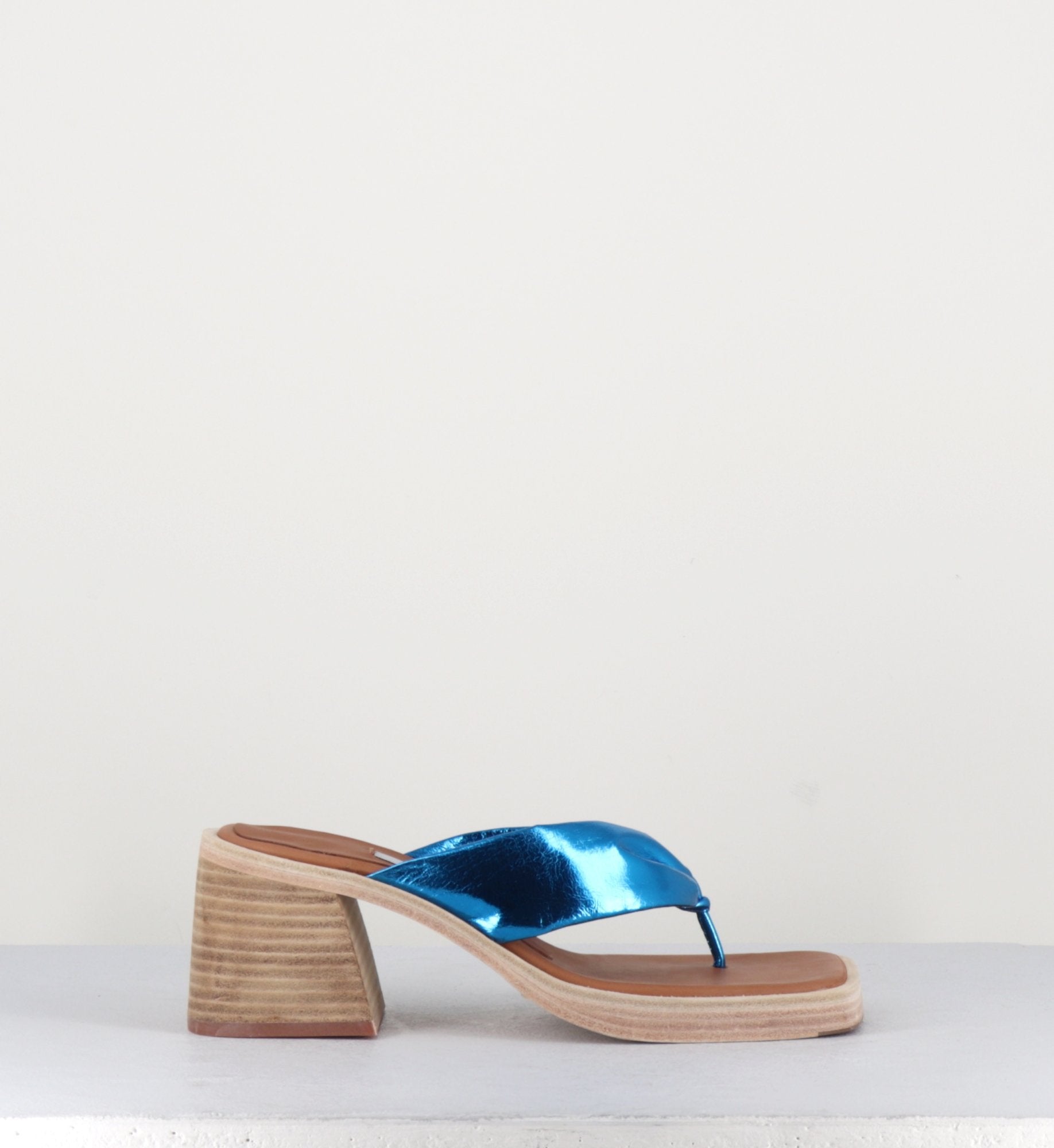 Sandales-tong en cuir métallisé bleu - APRIL BLUE SANDALS