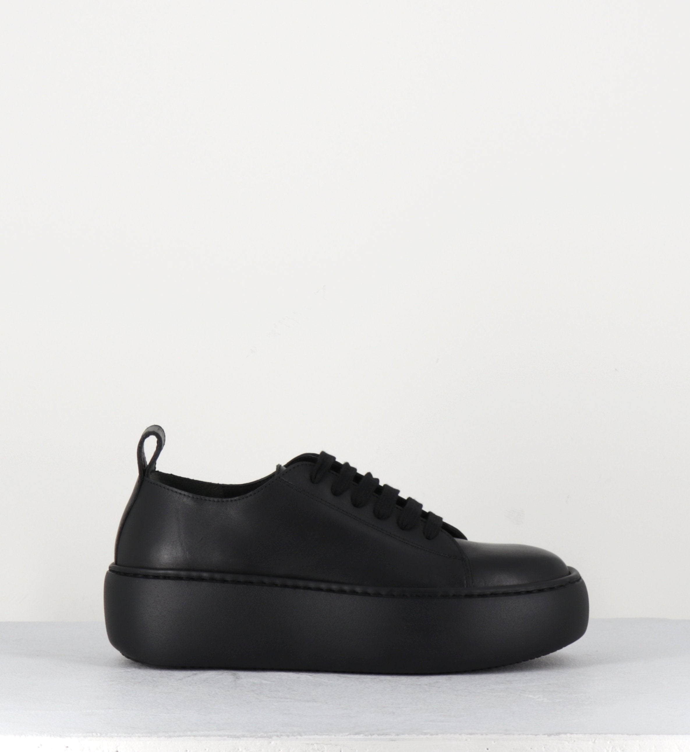 Baskets en cuir noir à lacets - A76CP CALF NERO