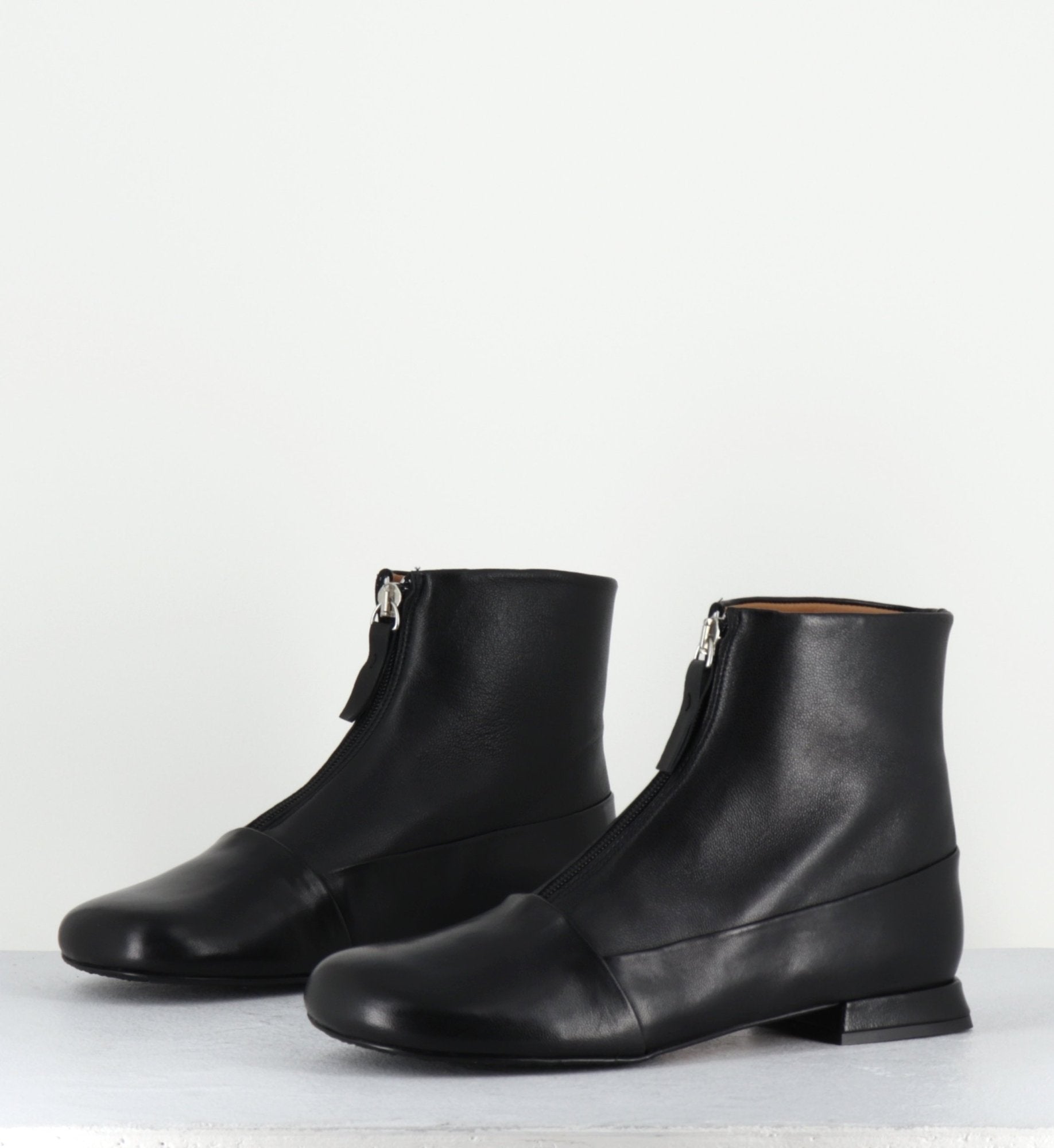 Boots plates en cuir souple noir à zip -  MARIA BLACK NAPPA