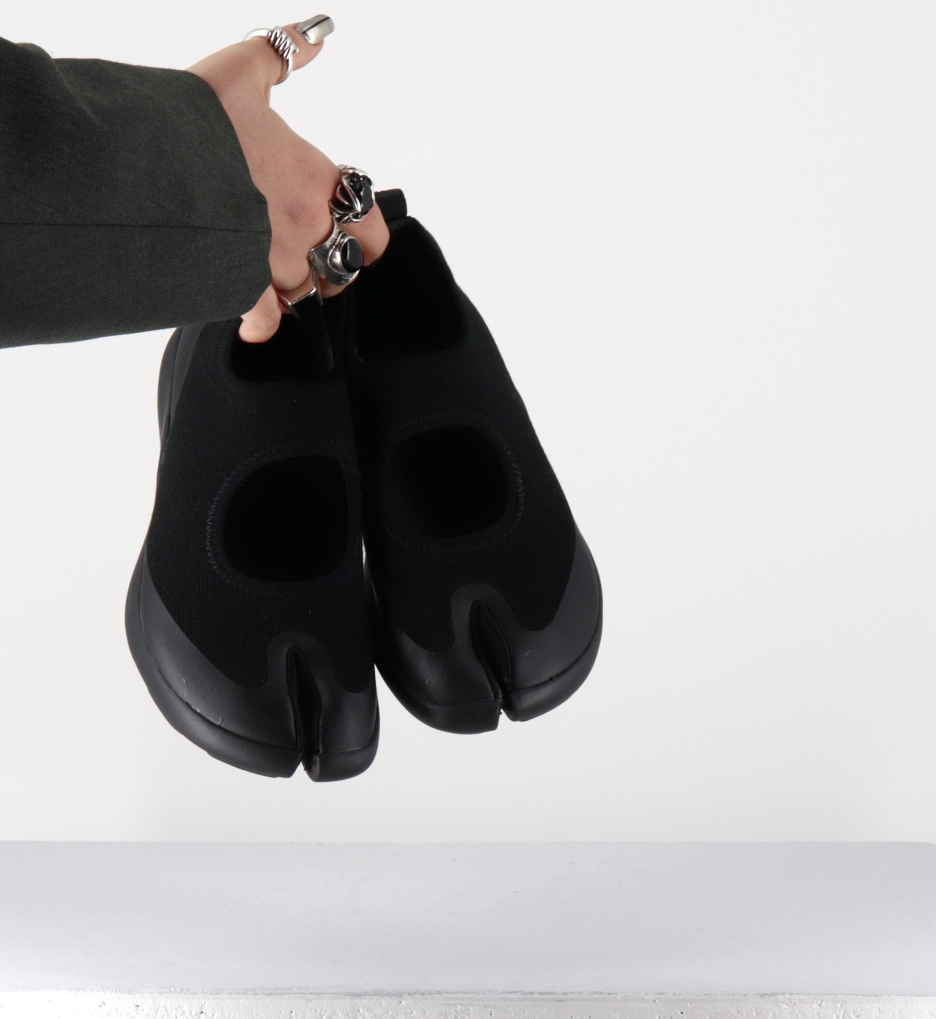 TABI MULE SANDAL BLACK