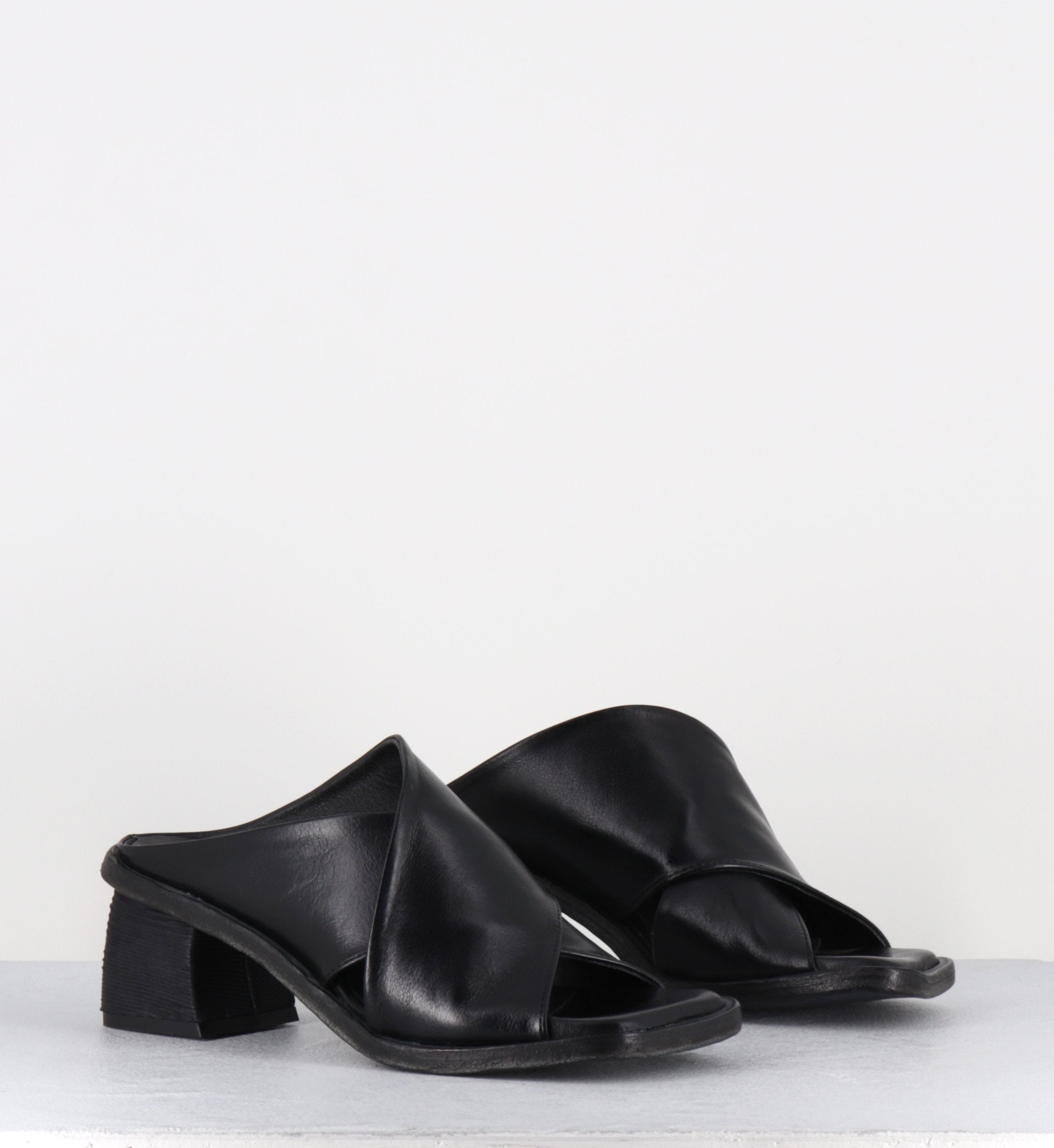 Mules en cuir noir talon déstucturé - LOTOU SUAVE NERO