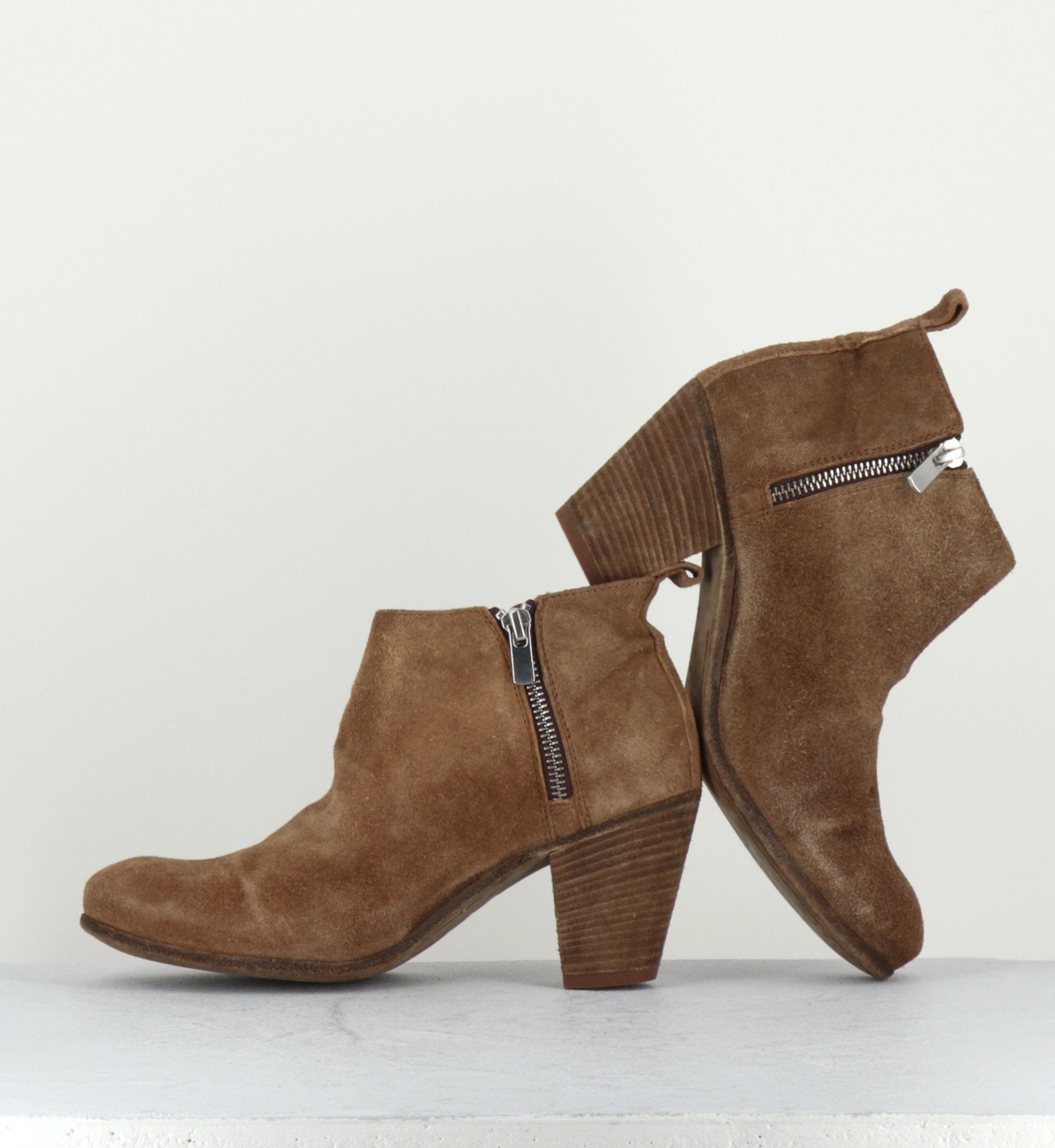 Bottines courtes à talons en daim camel PLAISIR 011 - Officine Creative