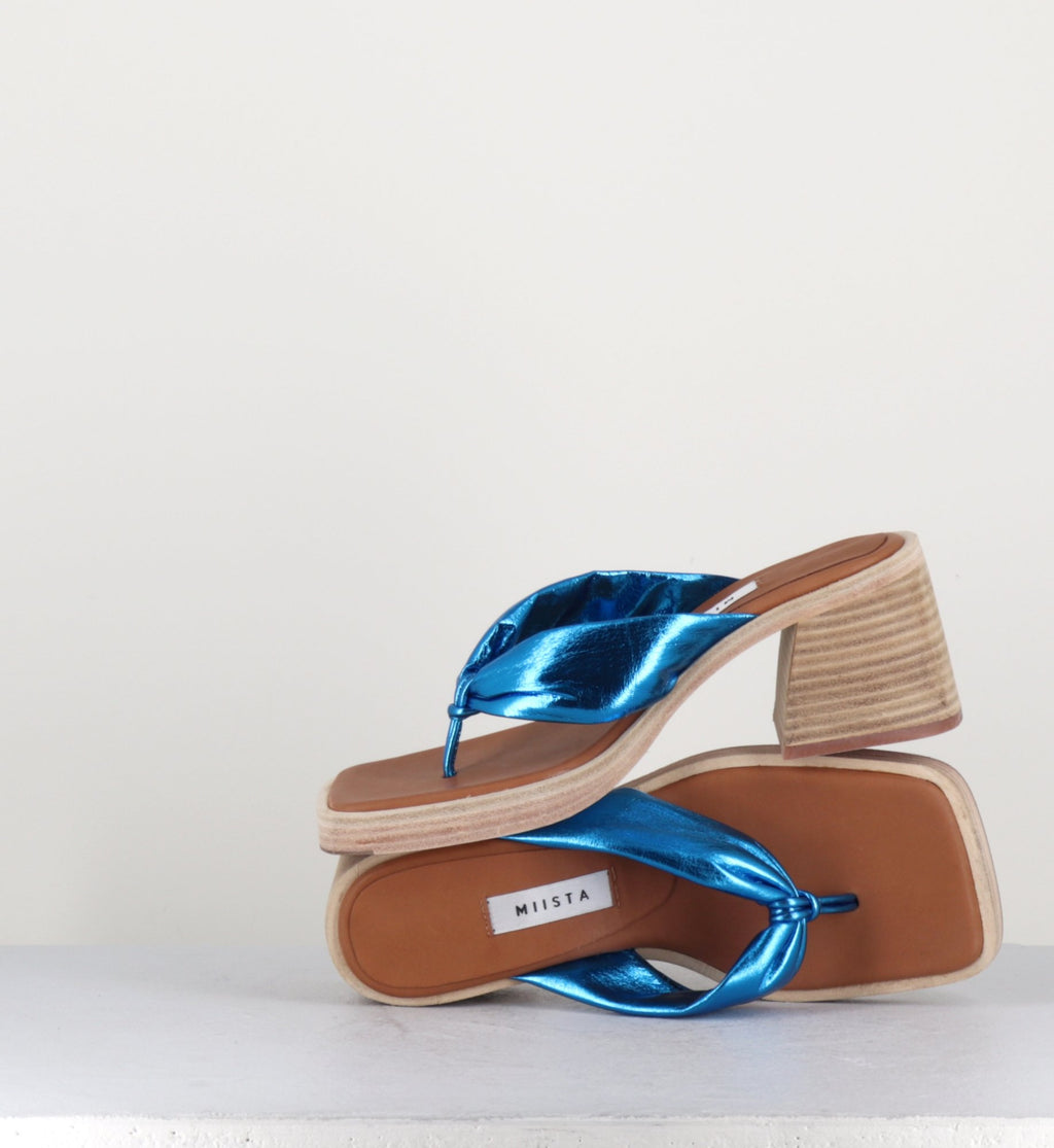 Sandales-tong en cuir métallisé bleu - APRIL BLUE SANDALS