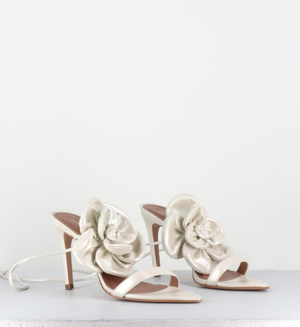 Sandales en cuir blanc irisé talon haut & fleur en crochet - RICA PEARL OFF WHITE