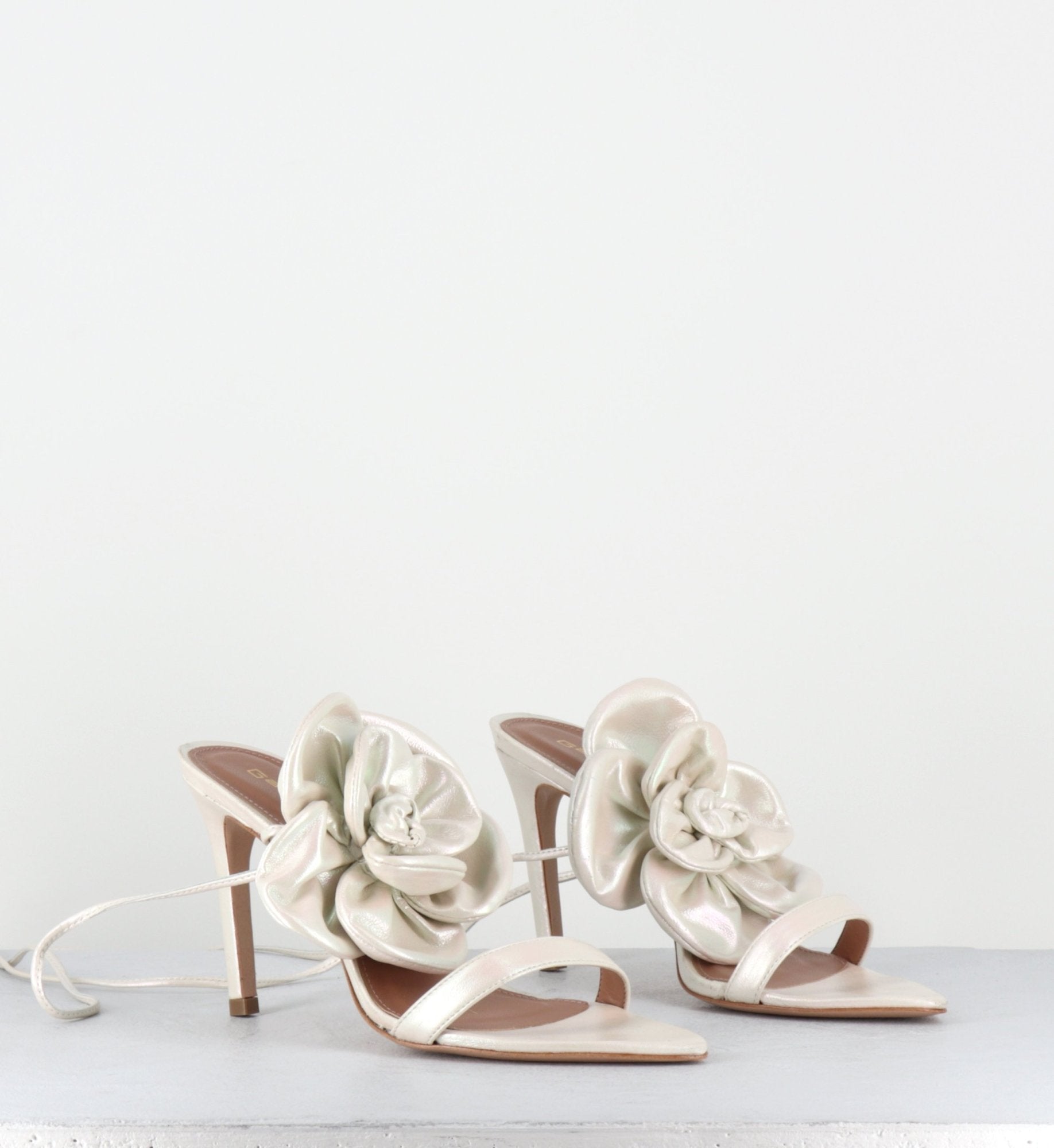 Sandales en cuir blanc irisé talon haut & fleur en crochet - RICA PEARL OFF WHITE