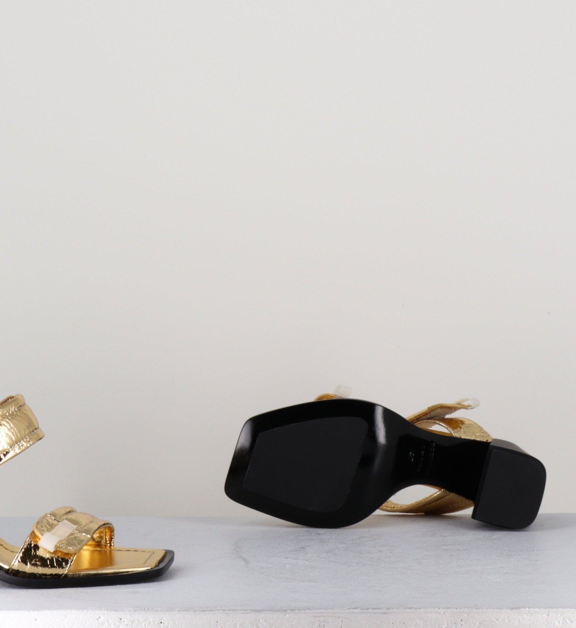 Sandales en cuir métallisé doré texturé - M6270 GOLD