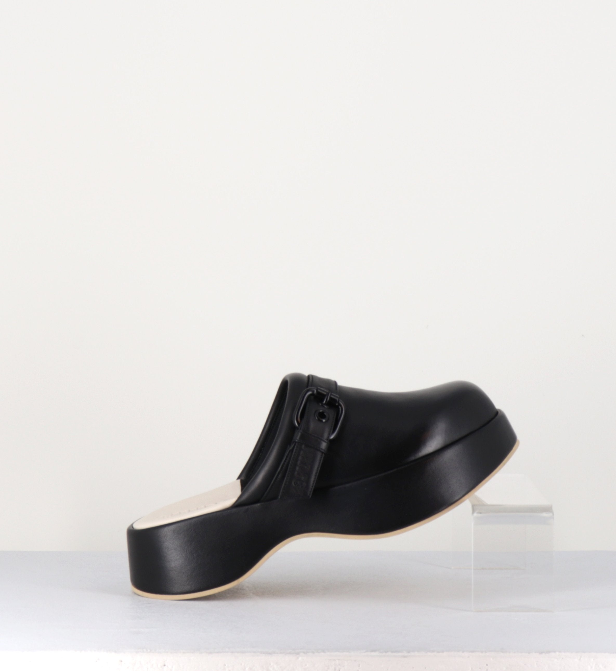 Sabot minimaliste en cuir noir - LIPARI CHAT BLACK