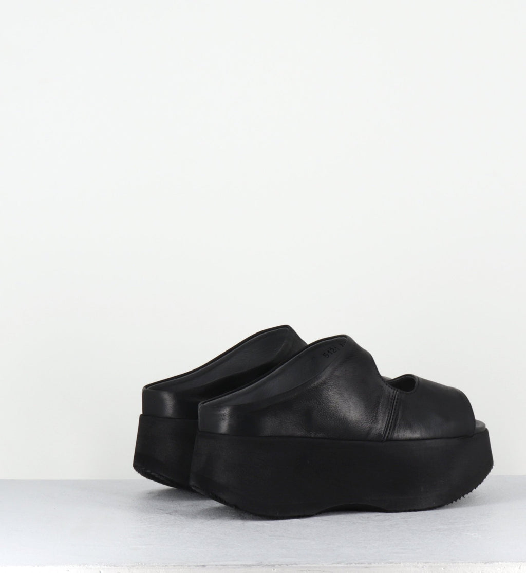 Mules compensées japonisantes en cuir noir 5121 GAS NERO