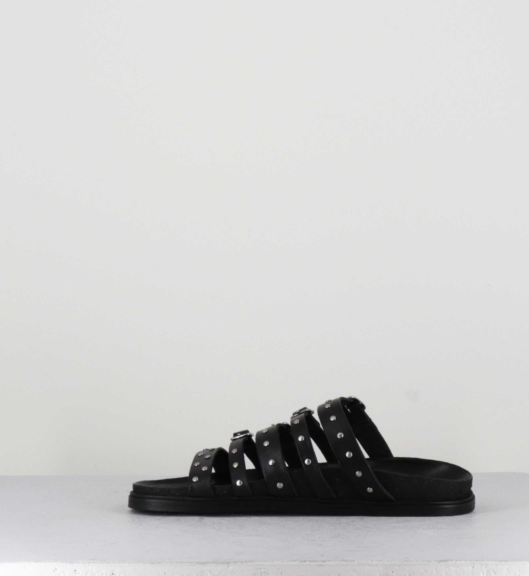 Sandales plates en cuir noir multi-brides à clous - 68750 NERO