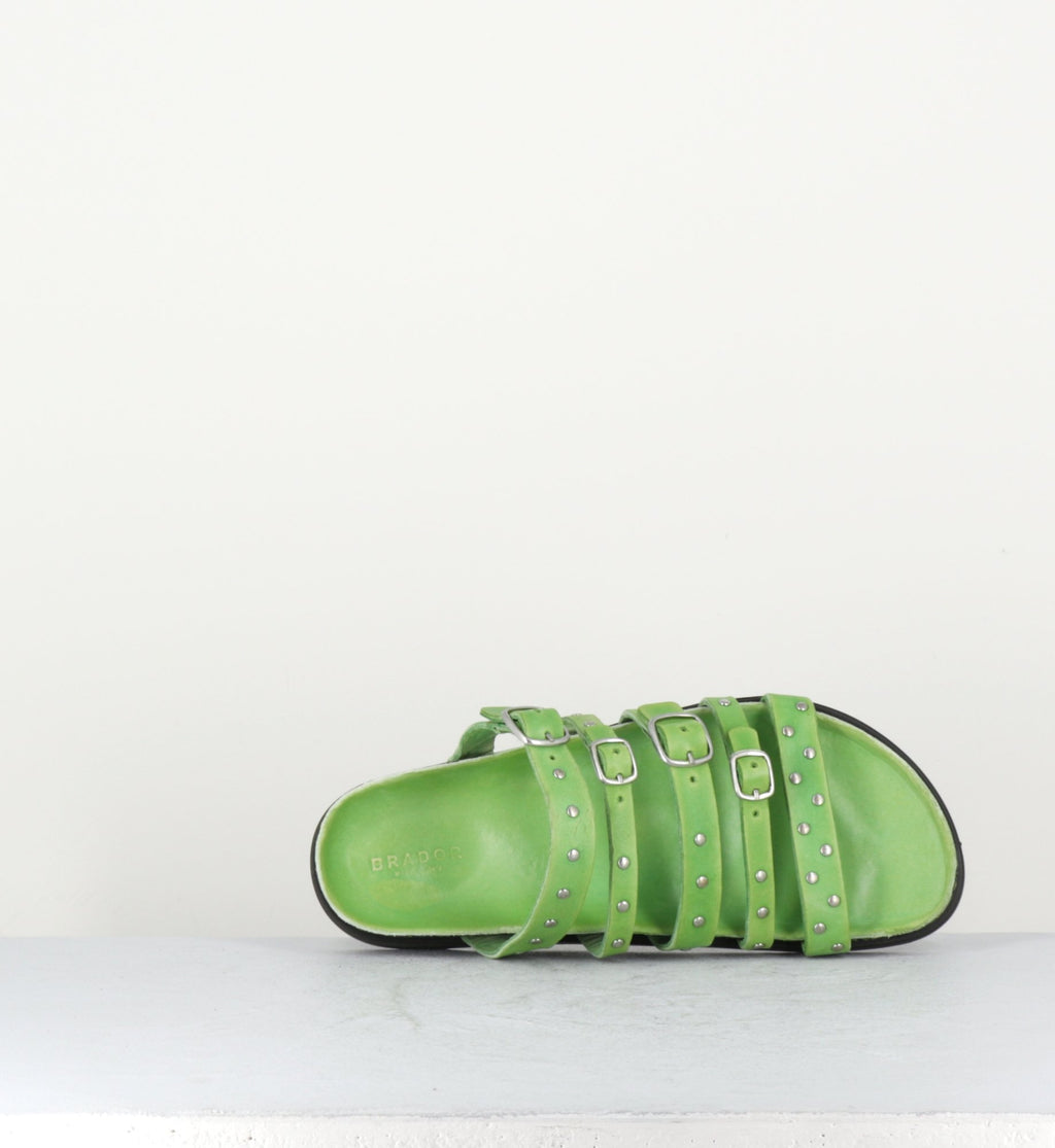 Sandales plates en cuir vert clair multi-brides à clous - 68750 LEAF