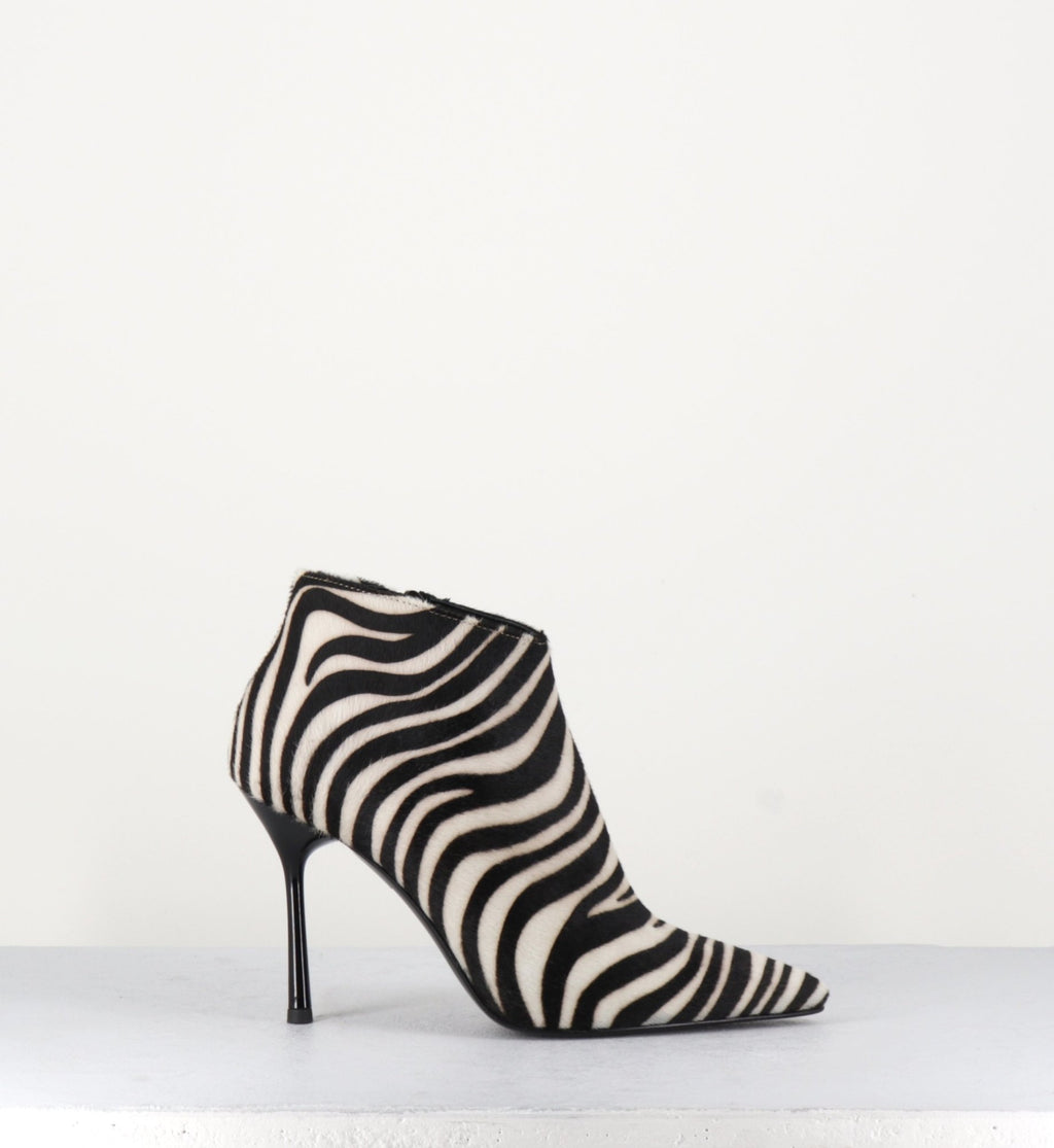 Bottines pointues à talon hauts et poulain zébré noir et blanc Garrice collection - VA0010C