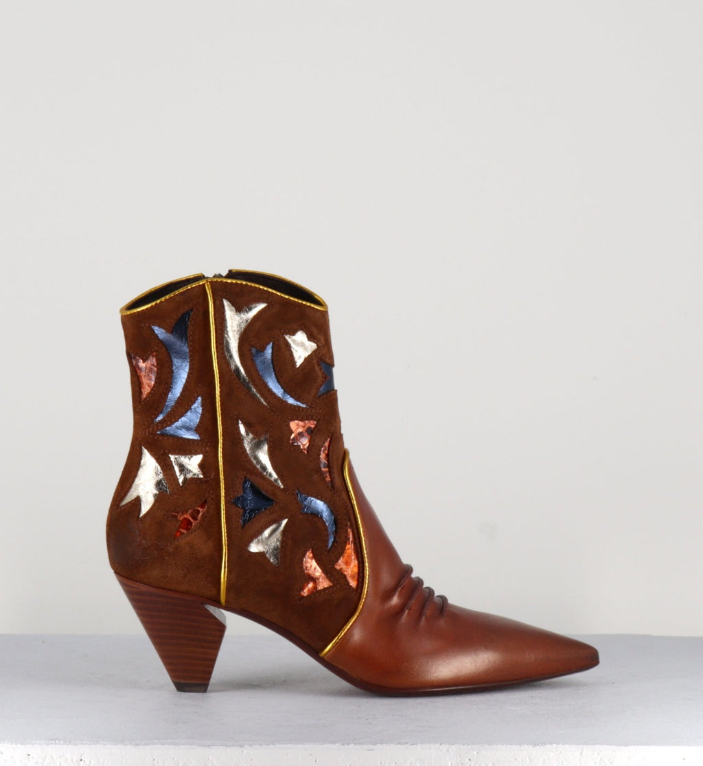 Bottines pointues en cuir camel  E1673  - Elena Iachi
