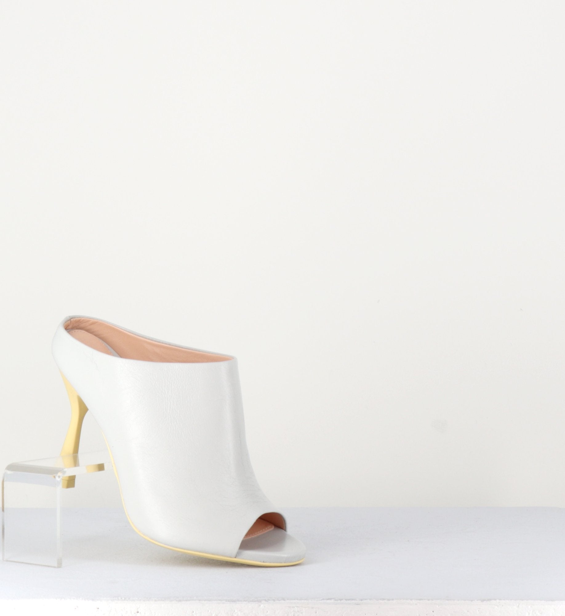Sandales mules en cuir gris à talon structuré jaune - DEA MULE OFFWHITE