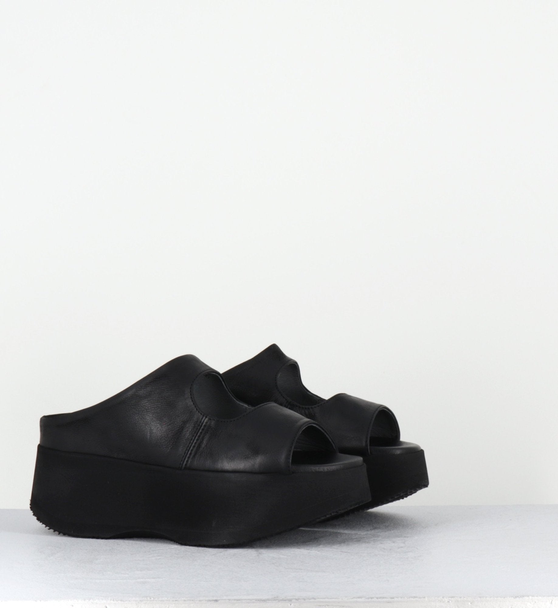 Mules compensées japonisantes en cuir noir 5121 GAS NERO