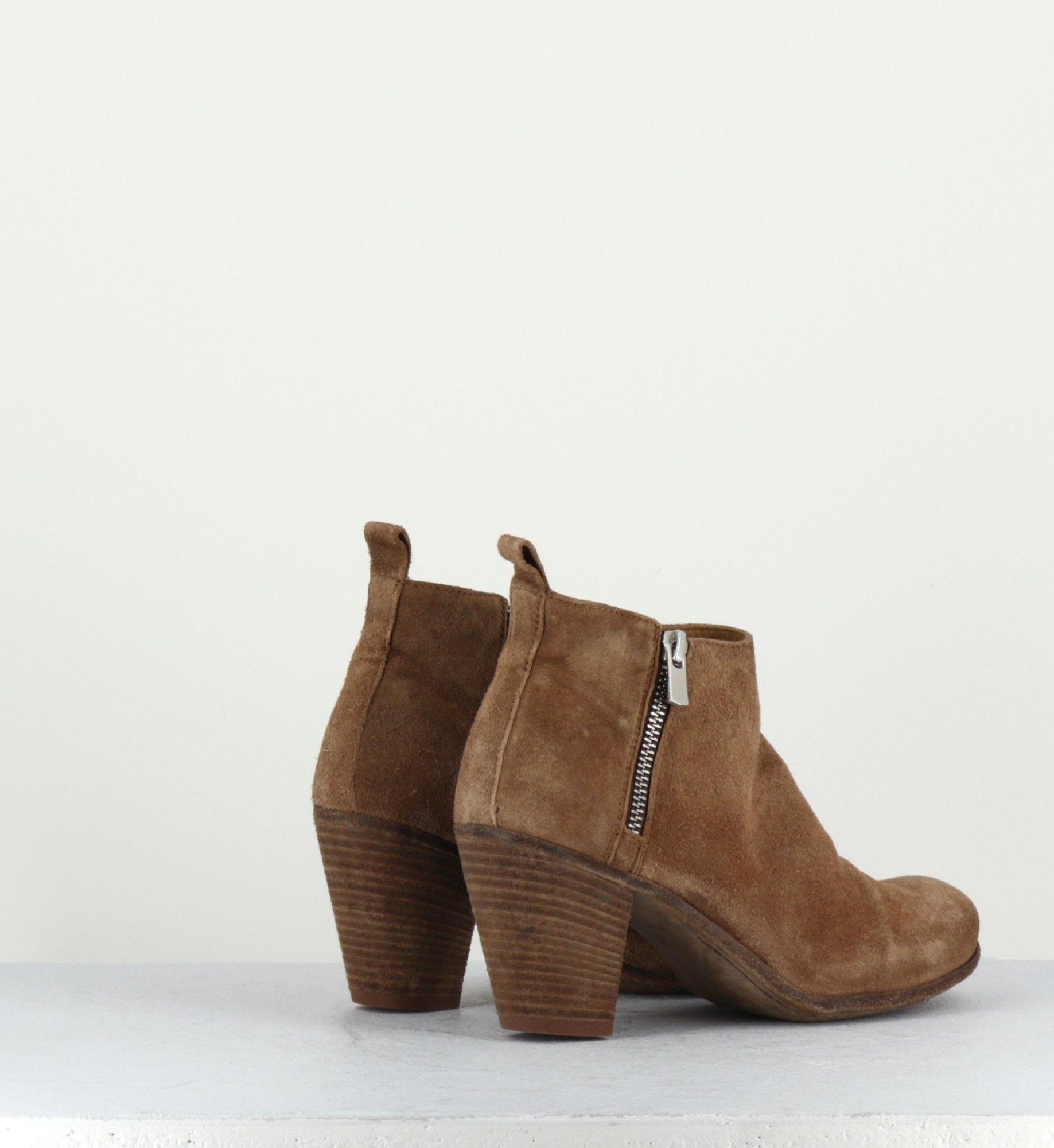 Bottines courtes à talons en daim camel PLAISIR 011 - Officine Creative